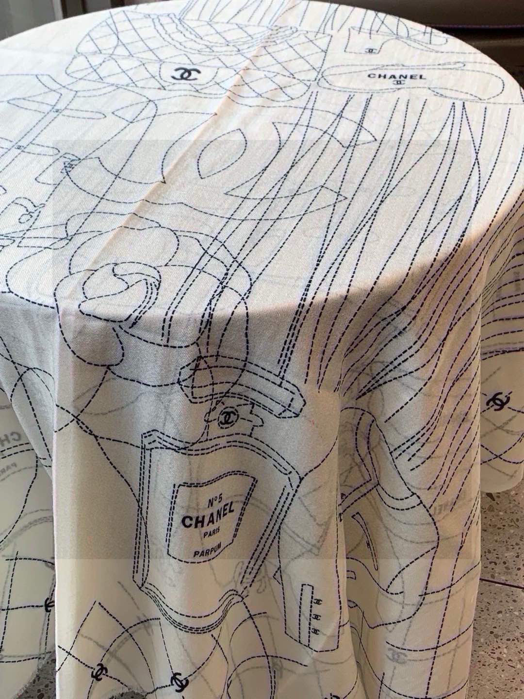 💟上新🌺羊绒披肩🌟长巾！强烈推荐价格超美！实物更美羊绒面料！纹理清晰、细腻可见
每一个套色、每一个笔触，