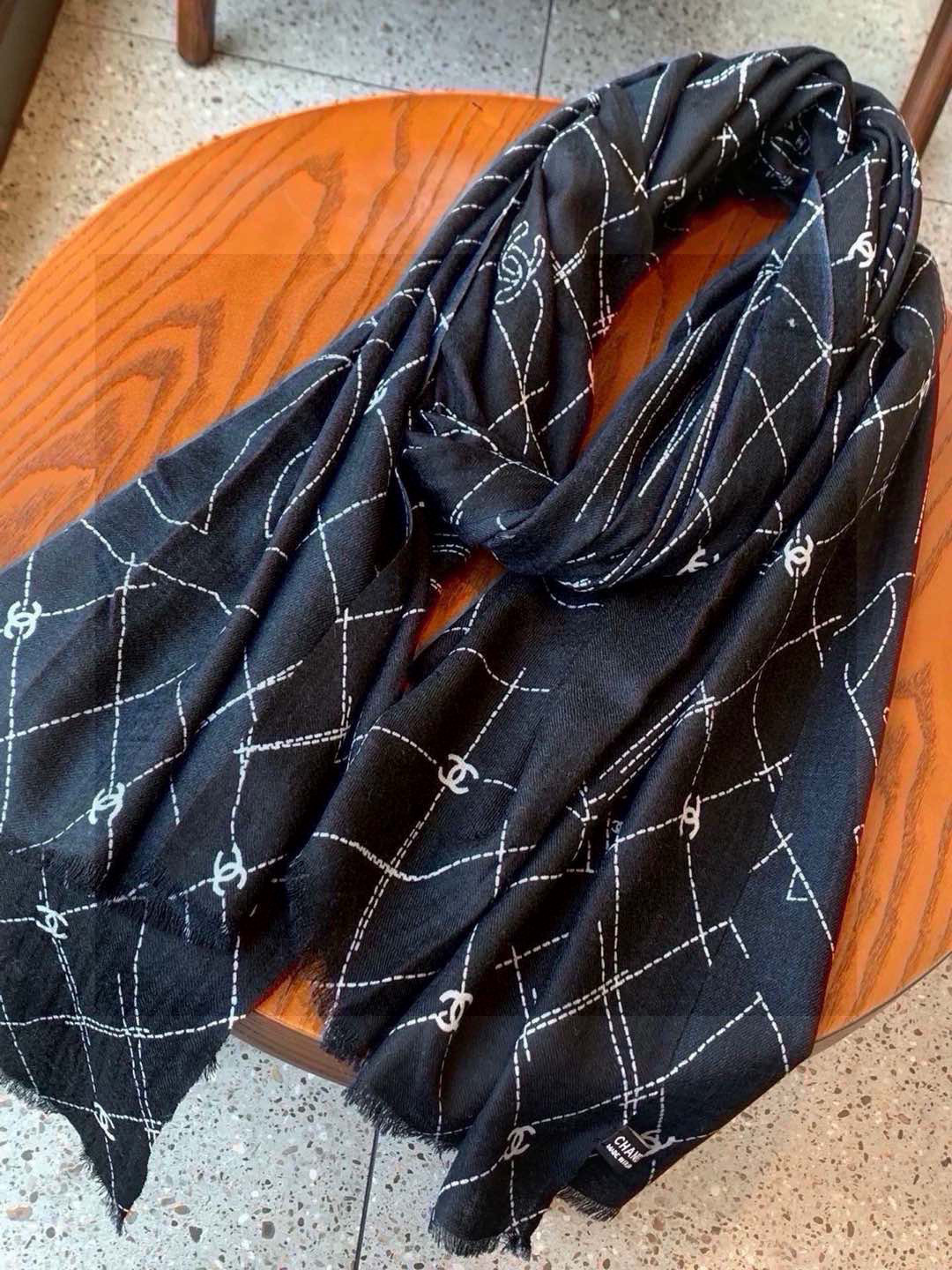 💟上新🌺羊绒披肩🌟长巾！强烈推荐价格超美！实物更美羊绒面料！纹理清晰、细腻可见
每一个套色、每一个笔触，