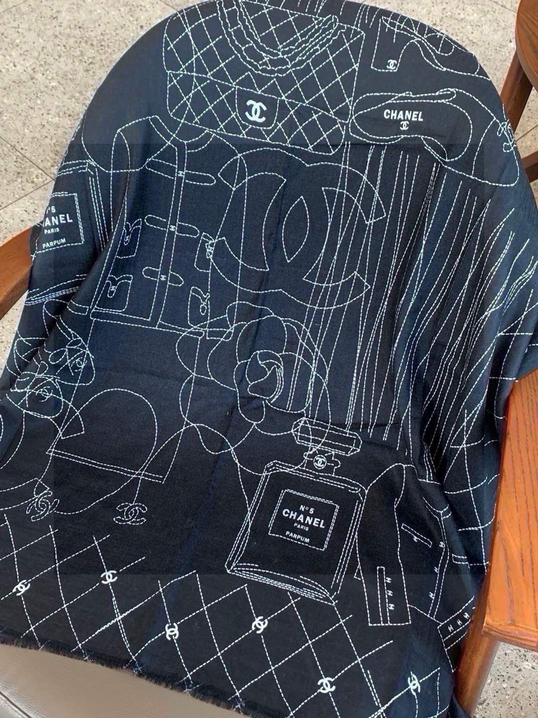 💟上新🌺羊绒披肩🌟长巾！强烈推荐价格超美！实物更美羊绒面料！纹理清晰、细腻可见
每一个套色、每一个笔触，