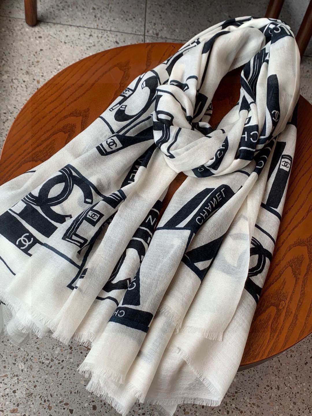 💟上新🌺羊绒披肩🌟长巾！强烈推荐价格超美！实物更美羊绒面料！纹理清晰、细腻可见
每一个套色、每一个笔触，