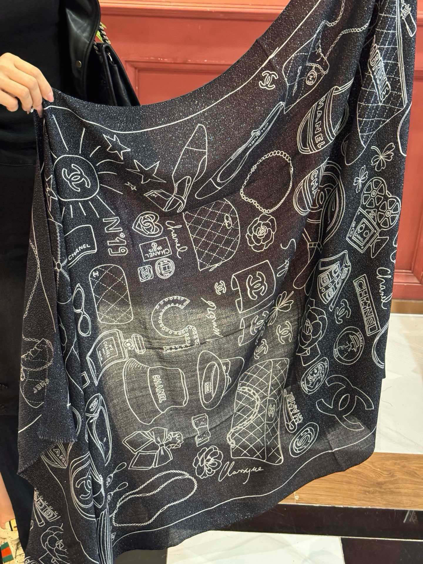   新款💖💖💃🏻💃🏻小香【会发光发亮的小香鞋包羊绒长巾】‼️抢‼️VIP推荐 ‼️👍下手一定要快【高端 