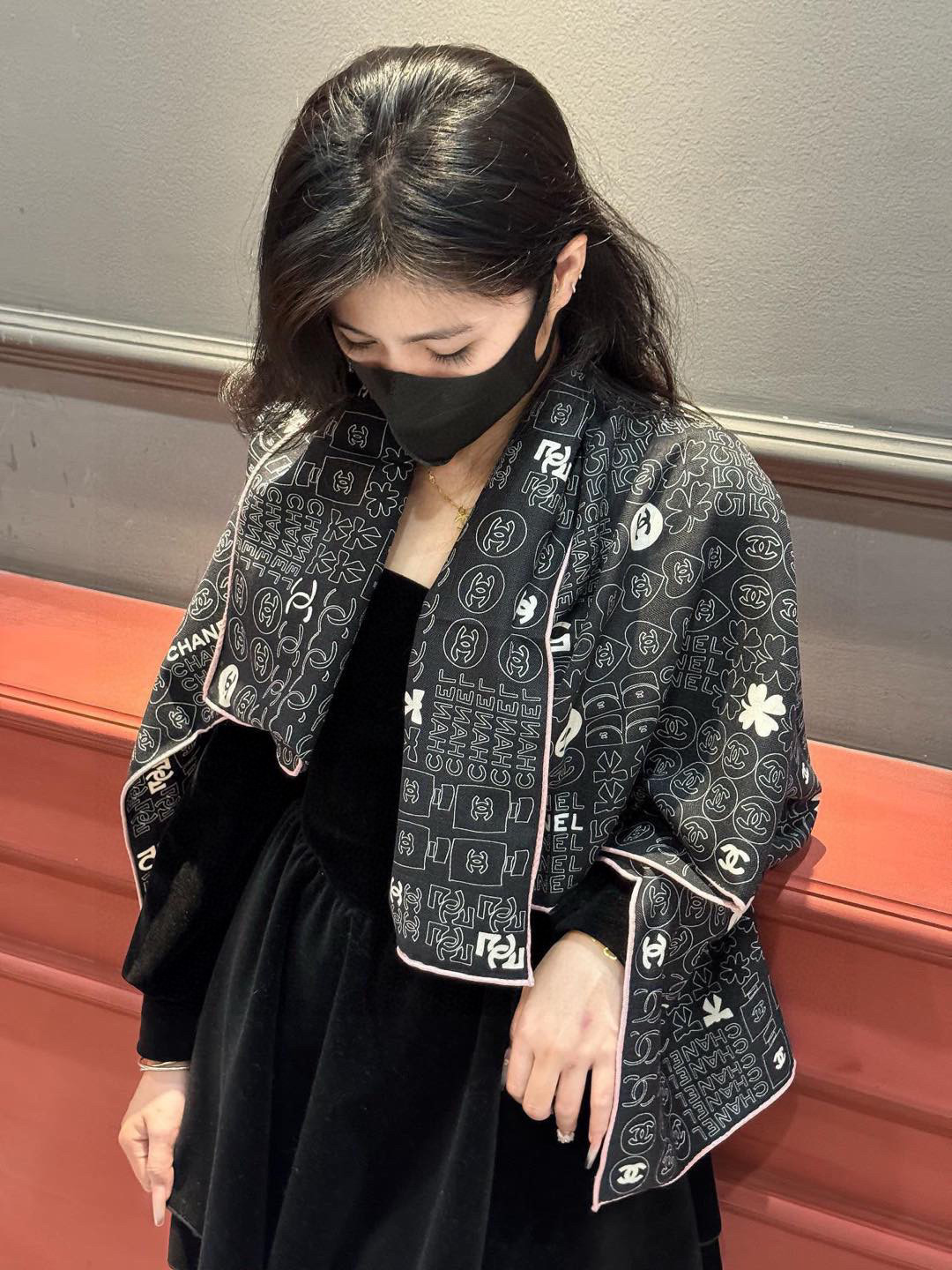   上新❤️
【2025Chanel】 
经典茶花优雅Coco风，Chanel最新菱格丝绒大方巾~气质到