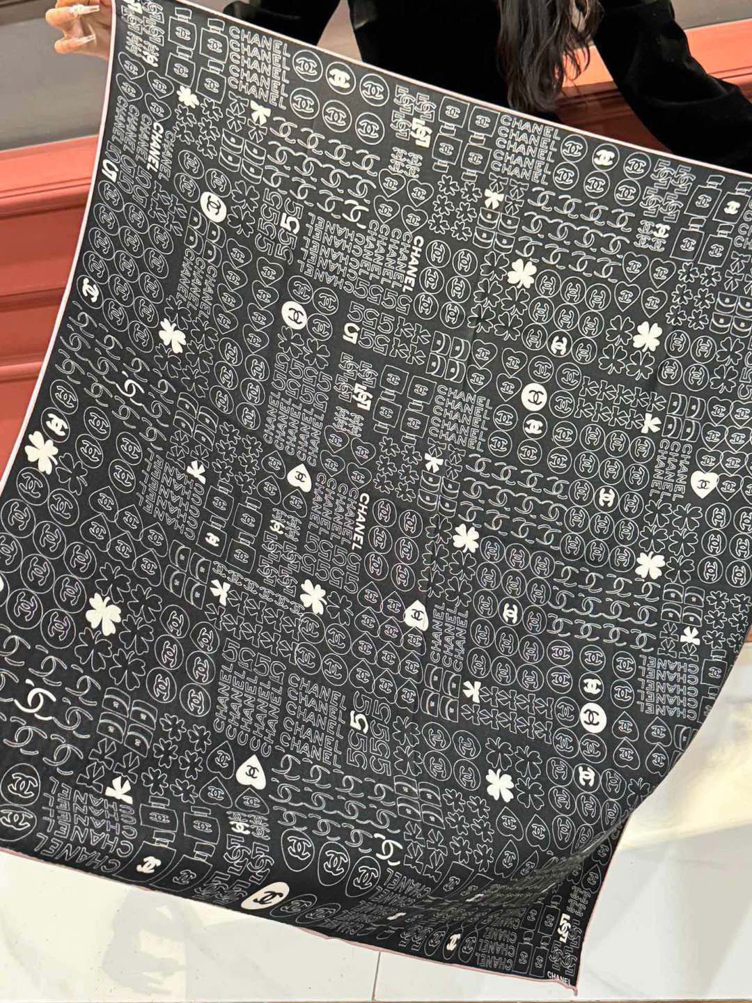   上新❤️
【2025Chanel】 
经典茶花优雅Coco风，Chanel最新菱格丝绒大方巾~气质到