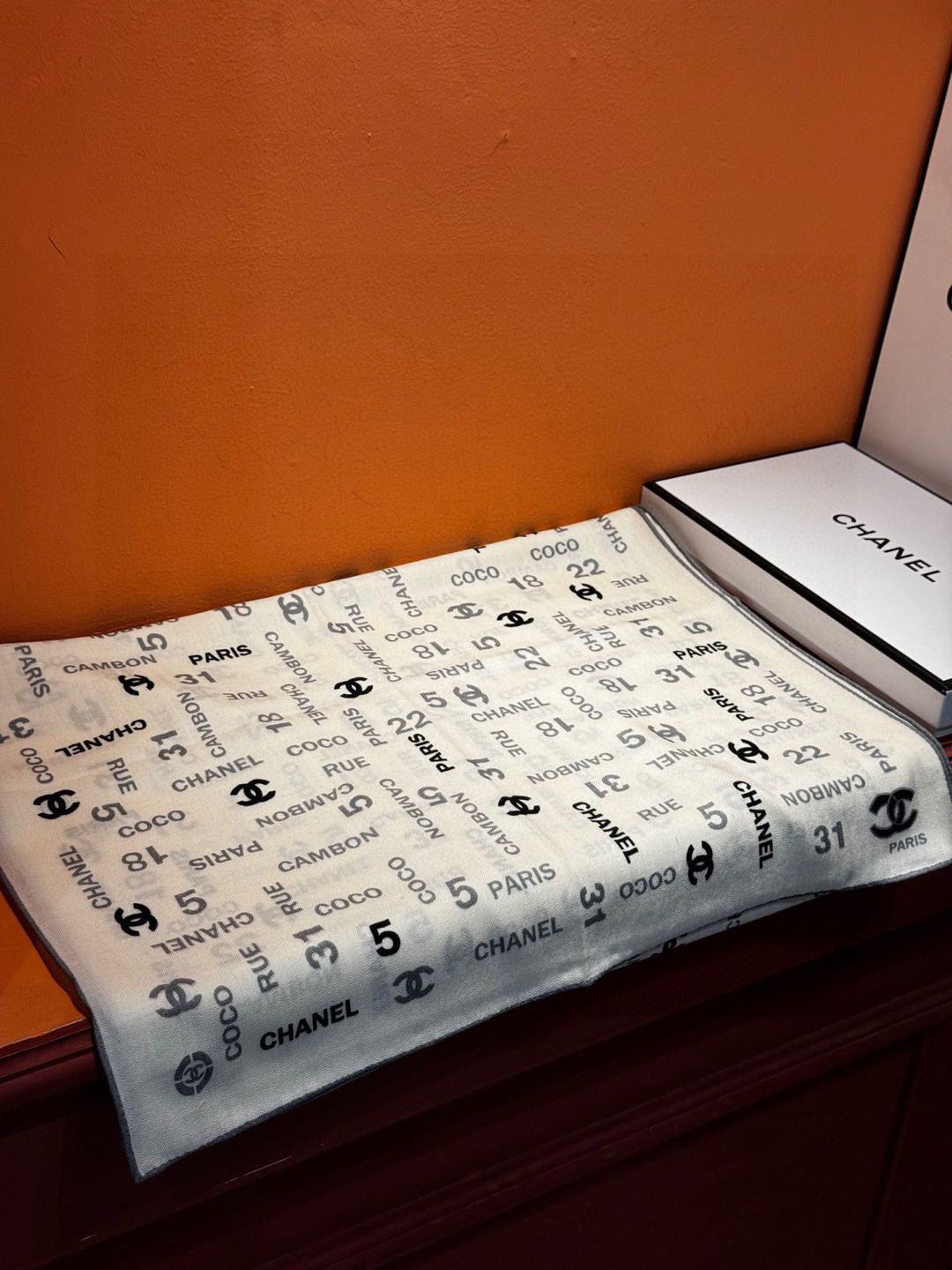   上新❤️
【2025Chanel】 
经典茶花优雅Coco风，Chanel最新菱格丝绒大方巾~气质到