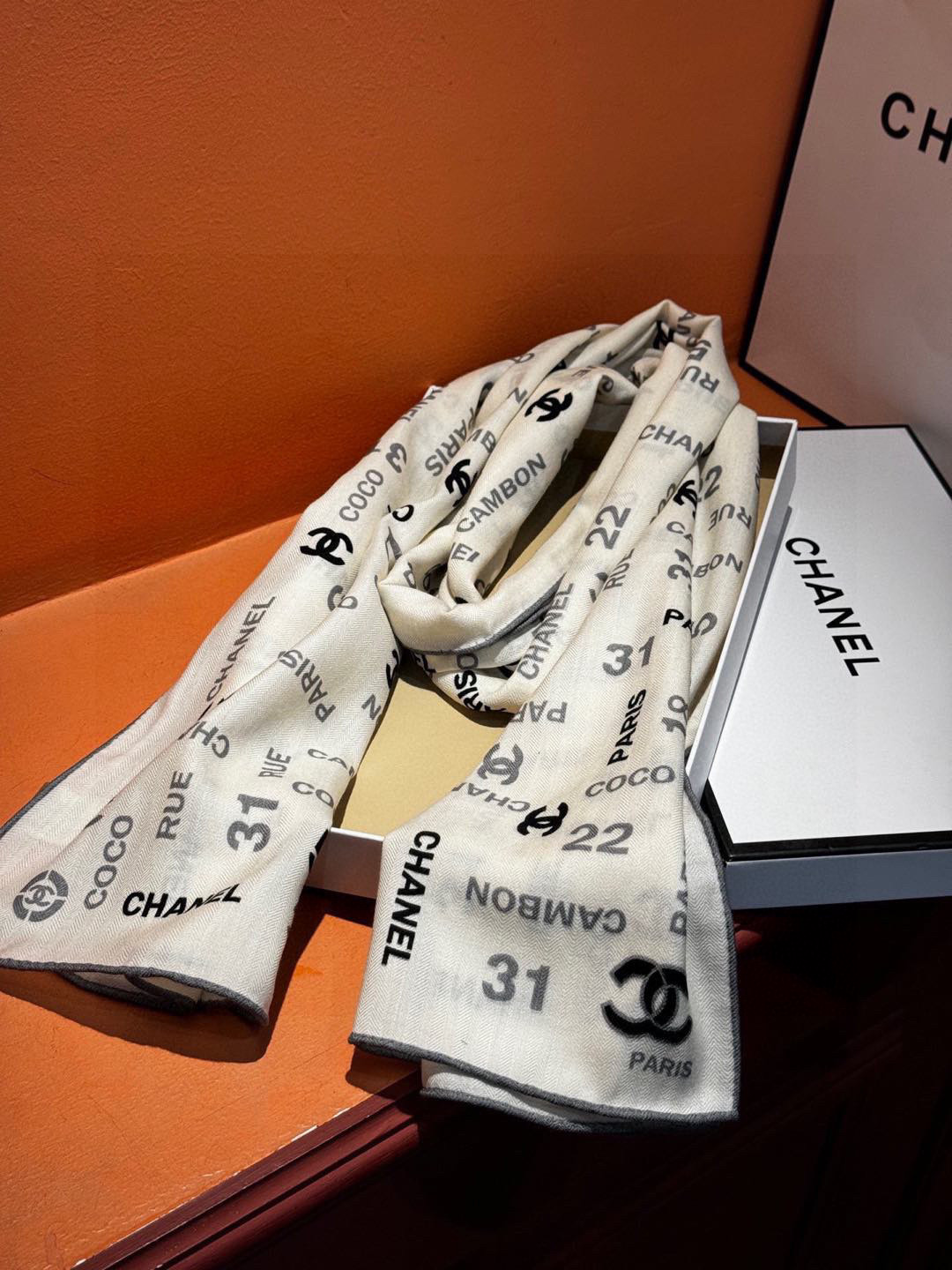   上新❤️
【2025Chanel】 
经典茶花优雅Coco风，Chanel最新菱格丝绒大方巾~气质到