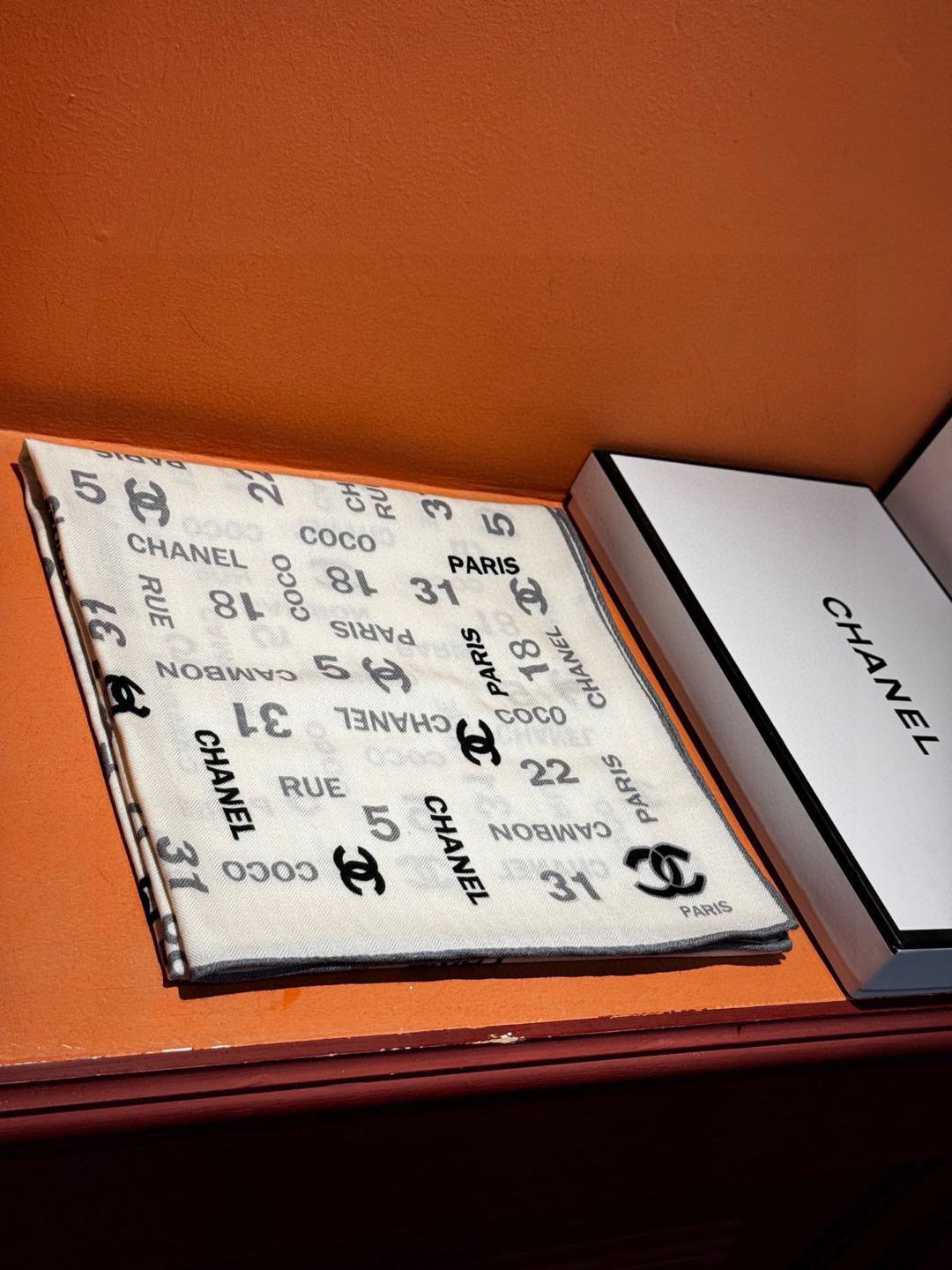   上新❤️
【2025Chanel】 
经典茶花优雅Coco风，Chanel最新菱格丝绒大方巾~气质到