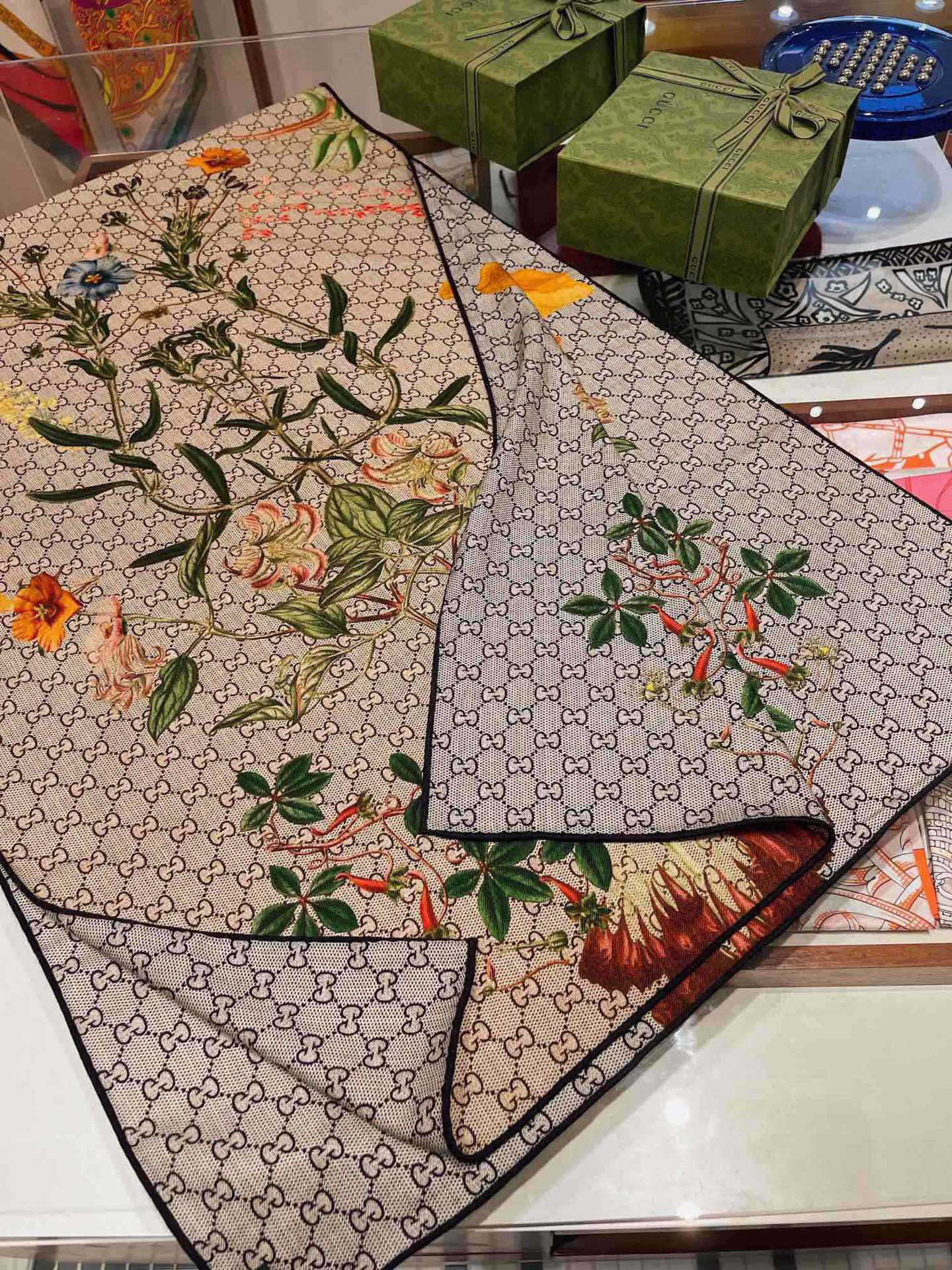  【▪️Gucci双面双色花卉羊绒围巾~超级抬气色！高级女人味！】羊绒围巾也能这么美！！！Gucci这款