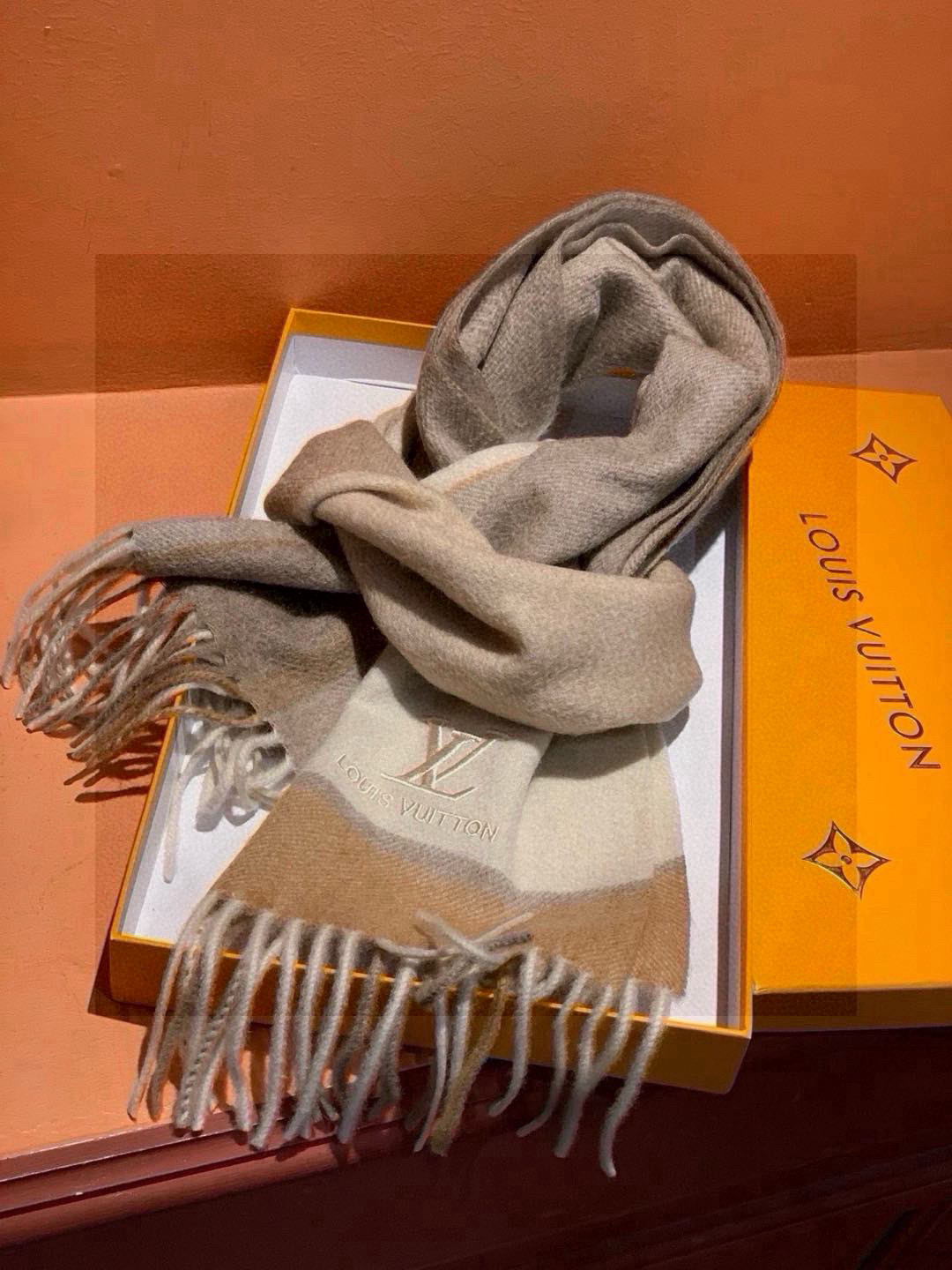   ✔️重磅推荐❗️LV 新品 ·情侣款 羊绒围巾❗️臻选上乘的山羊绒纤维，耗时耗力，再以清泉水浸泡涤荡