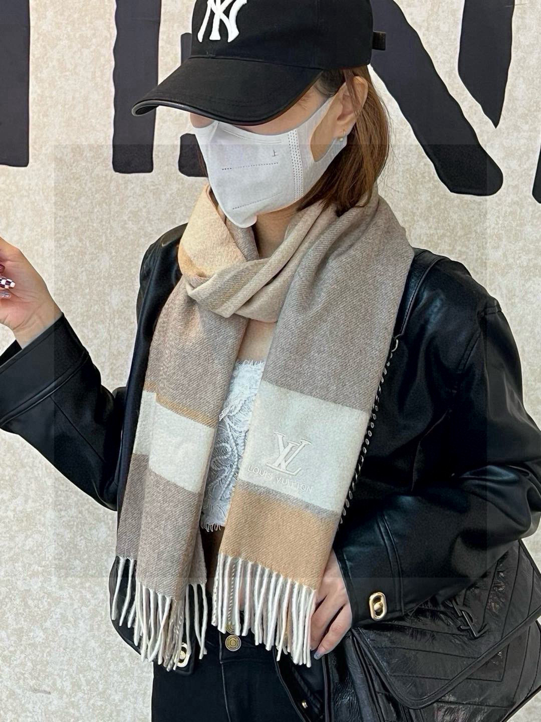   ✔️重磅推荐❗️LV 新品 ·情侣款 羊绒围巾❗️臻选上乘的山羊绒纤维，耗时耗力，再以清泉水浸泡涤荡