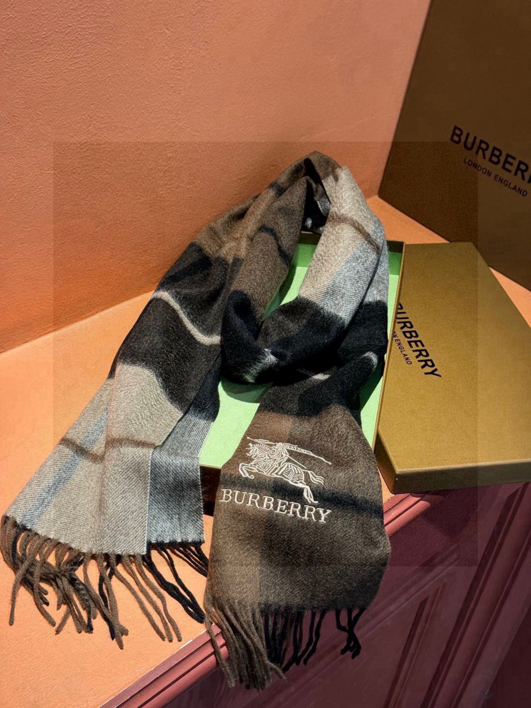   ✔️重磅推荐❗️巴宝莉 新品 ·情侣款 羊绒围巾❗️臻选上乘的山羊绒纤维，耗时耗力，再以清泉水浸泡涤