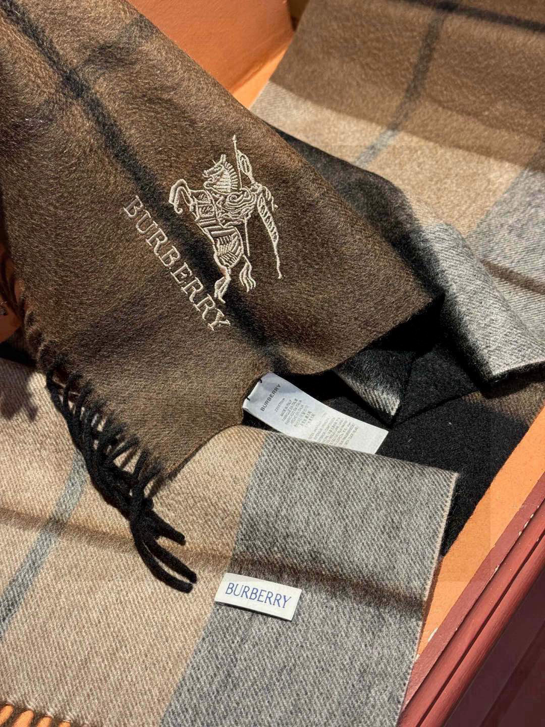   ✔️重磅推荐❗️巴宝莉 新品 ·情侣款 羊绒围巾❗️臻选上乘的山羊绒纤维，耗时耗力，再以清泉水浸泡涤