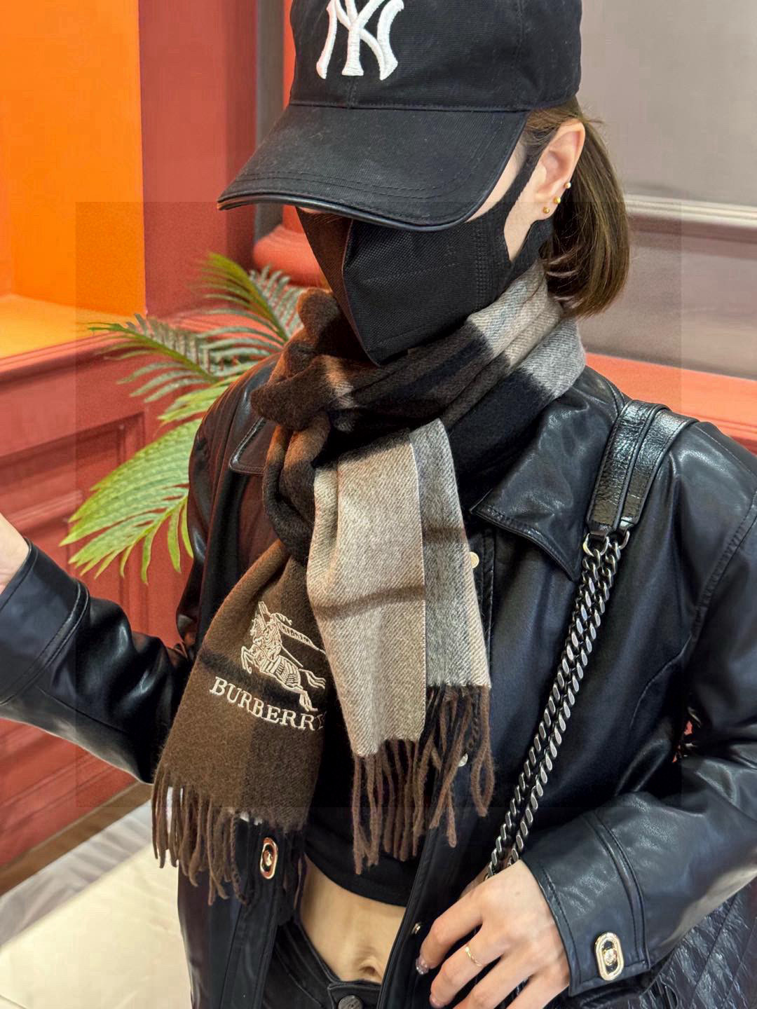   ✔️重磅推荐❗️巴宝莉 新品 ·情侣款 羊绒围巾❗️臻选上乘的山羊绒纤维，耗时耗力，再以清泉水浸泡涤