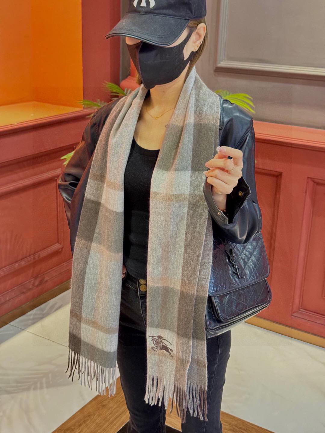   ✔️重磅推荐❗️巴宝莉 新品 ·情侣款 羊绒围巾❗️臻选上乘的山羊绒纤维，耗时耗力，再以清泉水浸泡涤