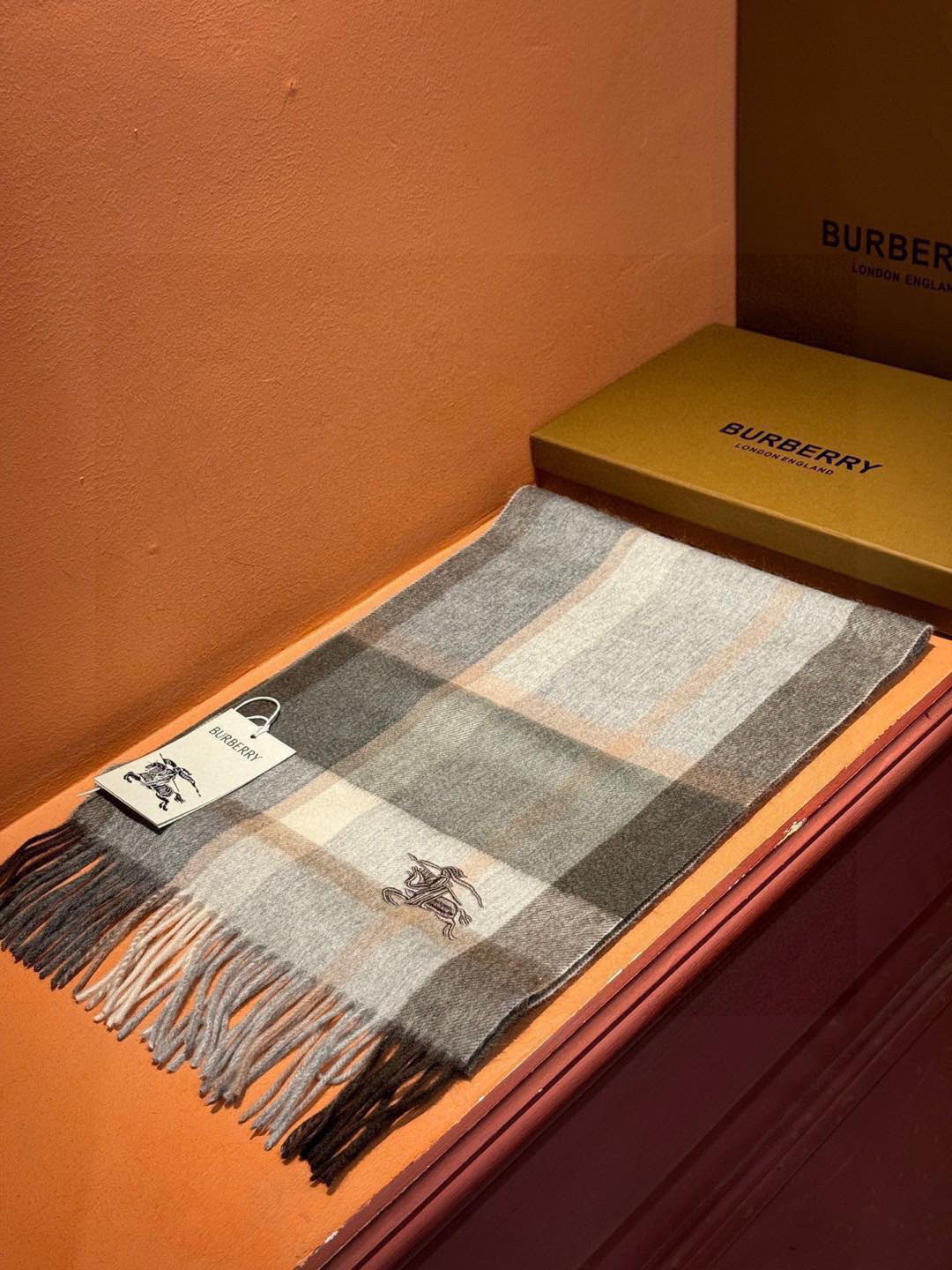   ✔️重磅推荐❗️巴宝莉 新品 ·情侣款 羊绒围巾❗️臻选上乘的山羊绒纤维，耗时耗力，再以清泉水浸泡涤