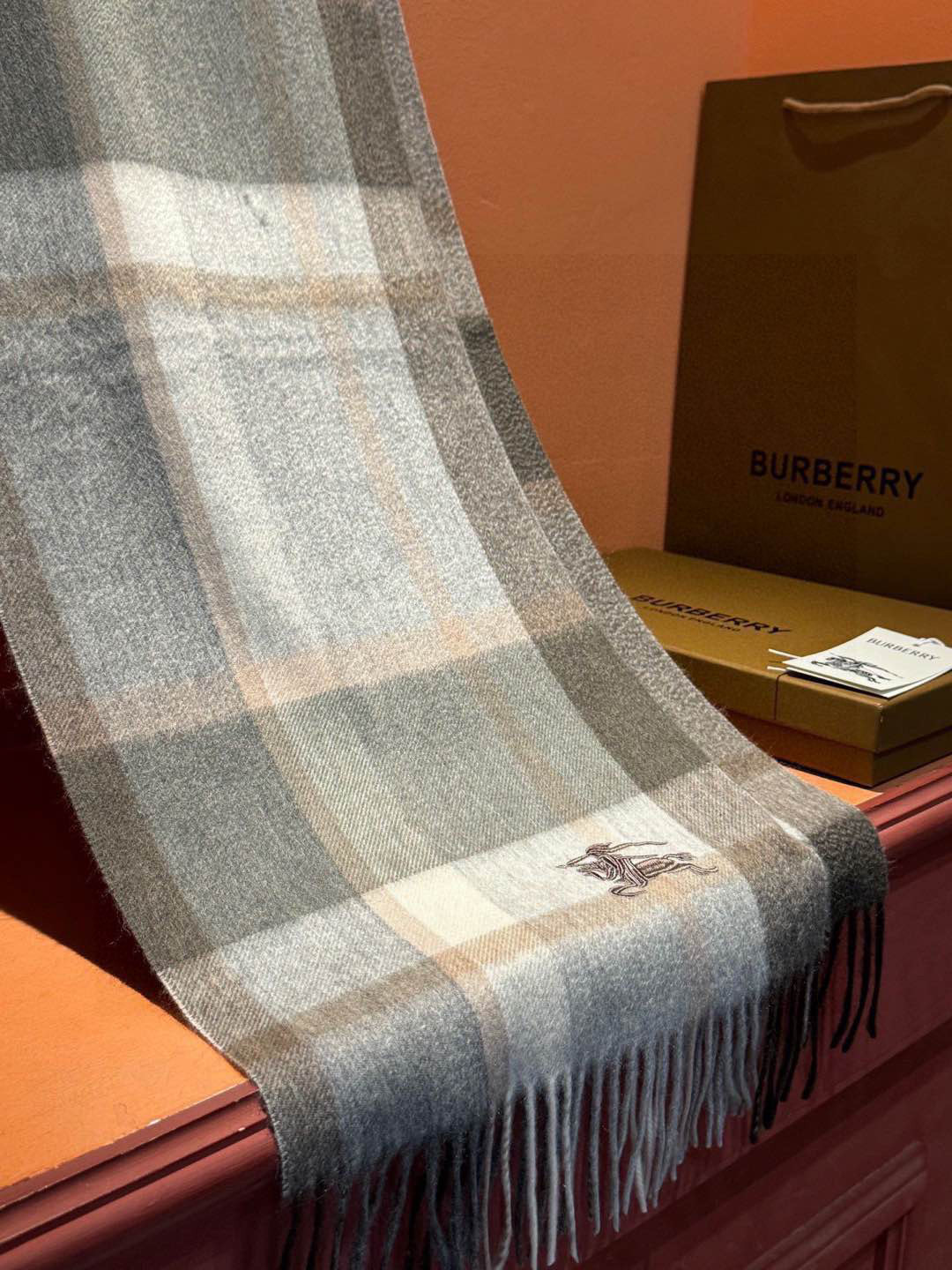   ✔️重磅推荐❗️巴宝莉 新品 ·情侣款 羊绒围巾❗️臻选上乘的山羊绒纤维，耗时耗力，再以清泉水浸泡涤