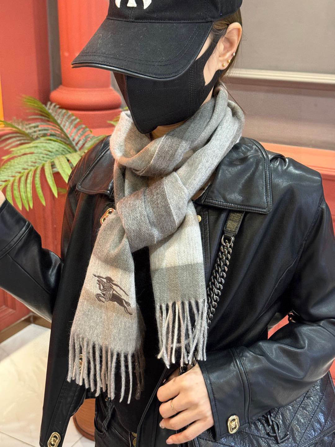   ✔️重磅推荐❗️巴宝莉 新品 ·情侣款 羊绒围巾❗️臻选上乘的山羊绒纤维，耗时耗力，再以清泉水浸泡涤