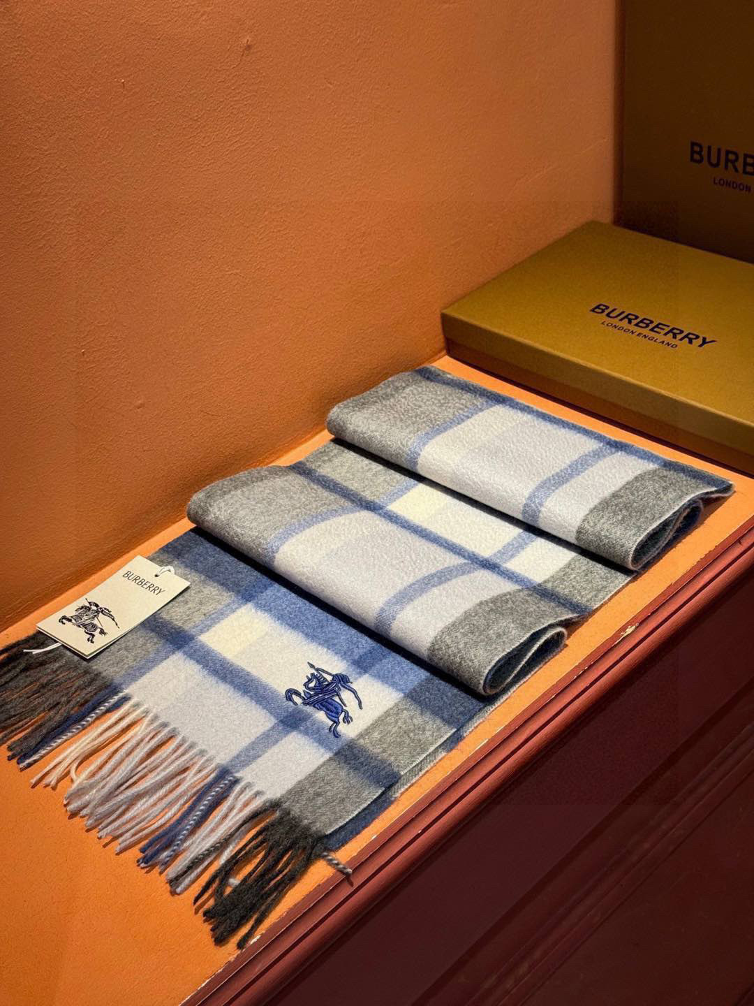   ✔️重磅推荐❗️巴宝莉 新品 ·情侣款 羊绒围巾❗️臻选上乘的山羊绒纤维，耗时耗力，再以清泉水浸泡涤