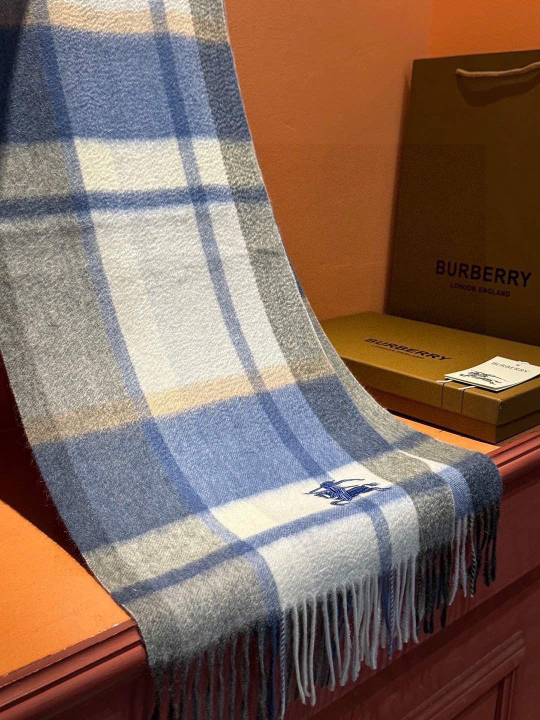   ✔️重磅推荐❗️巴宝莉 新品 ·情侣款 羊绒围巾❗️臻选上乘的山羊绒纤维，耗时耗力，再以清泉水浸泡涤