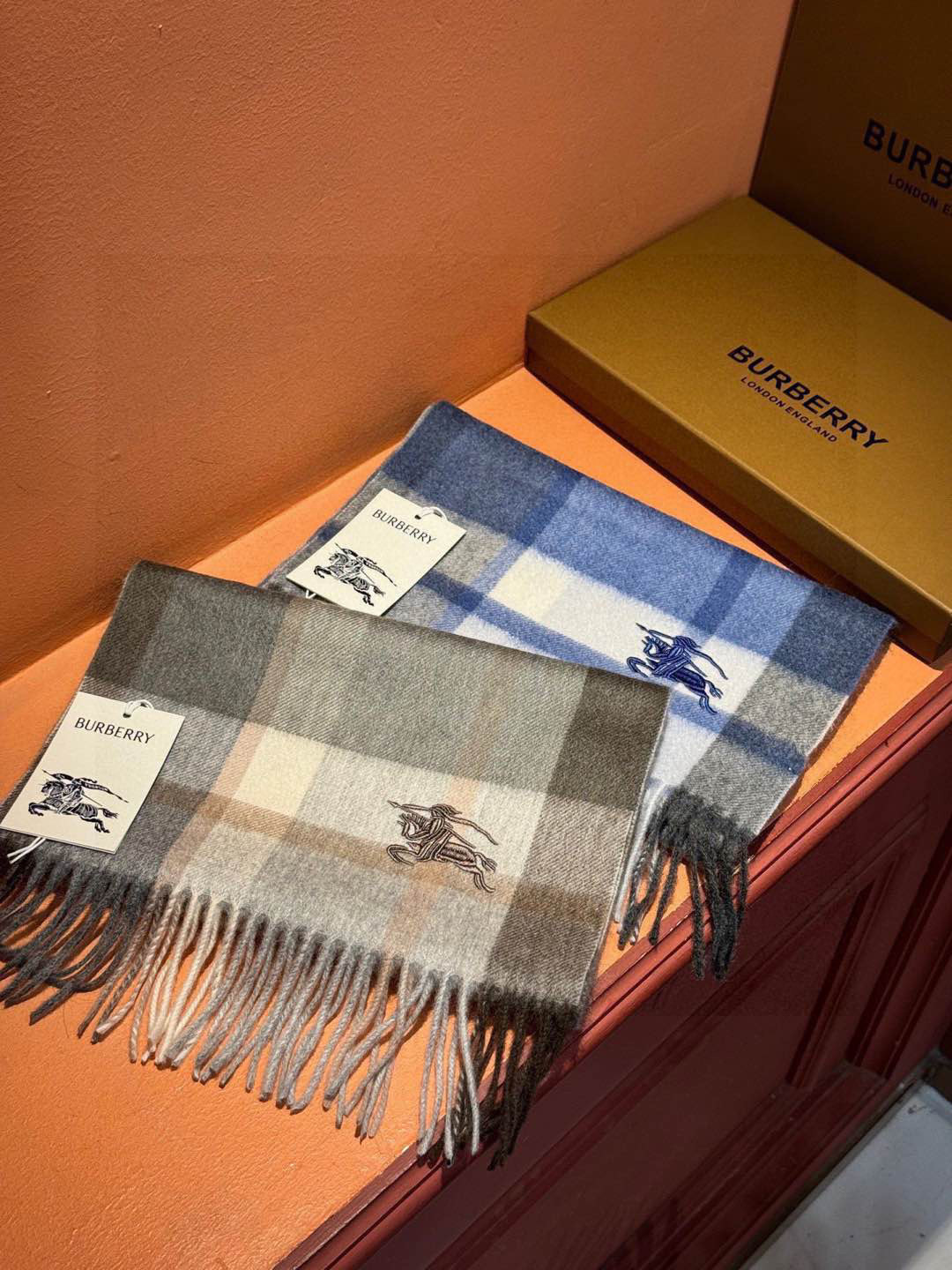   ✔️重磅推荐❗️巴宝莉 新品 ·情侣款 羊绒围巾❗️臻选上乘的山羊绒纤维，耗时耗力，再以清泉水浸泡涤