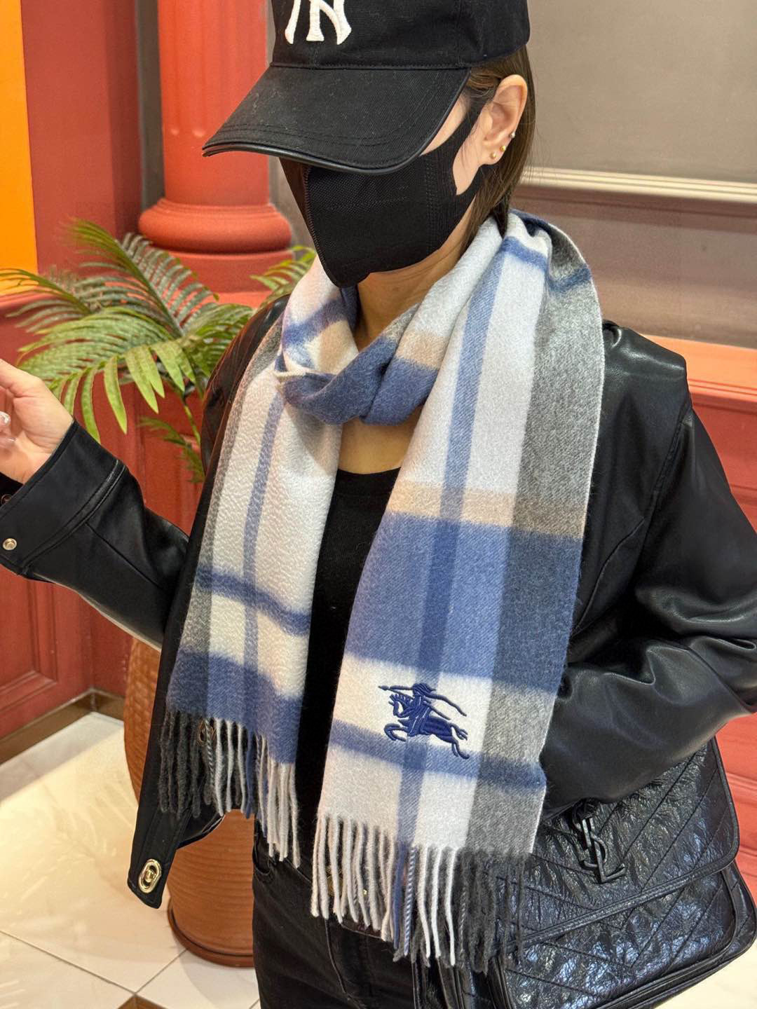   ✔️重磅推荐❗️巴宝莉 新品 ·情侣款 羊绒围巾❗️臻选上乘的山羊绒纤维，耗时耗力，再以清泉水浸泡涤