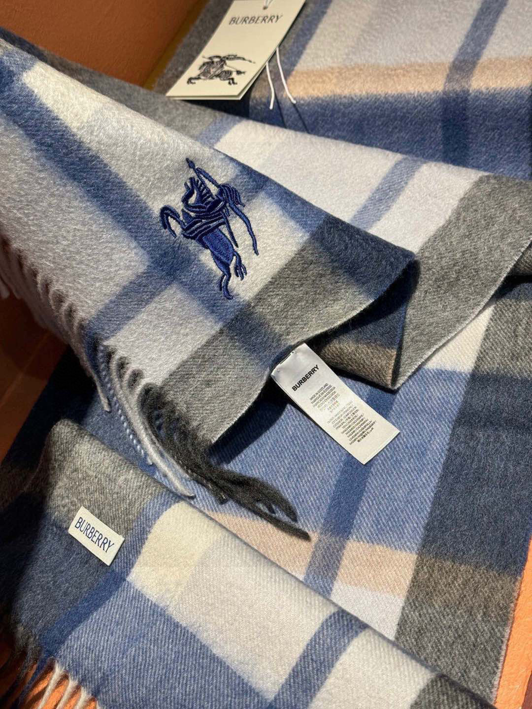   ✔️重磅推荐❗️巴宝莉 新品 ·情侣款 羊绒围巾❗️臻选上乘的山羊绒纤维，耗时耗力，再以清泉水浸泡涤