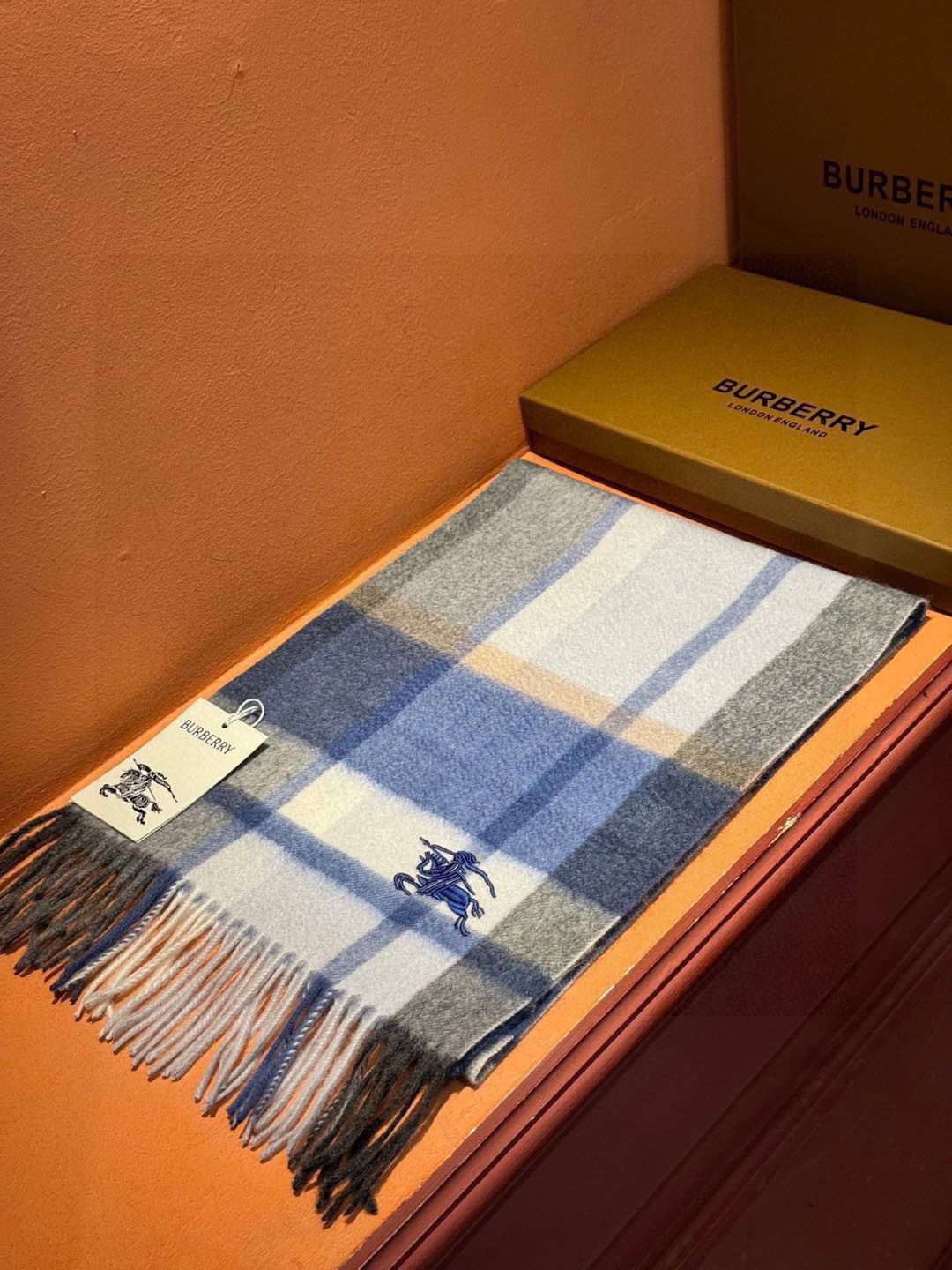   ✔️重磅推荐❗️巴宝莉 新品 ·情侣款 羊绒围巾❗️臻选上乘的山羊绒纤维，耗时耗力，再以清泉水浸泡涤