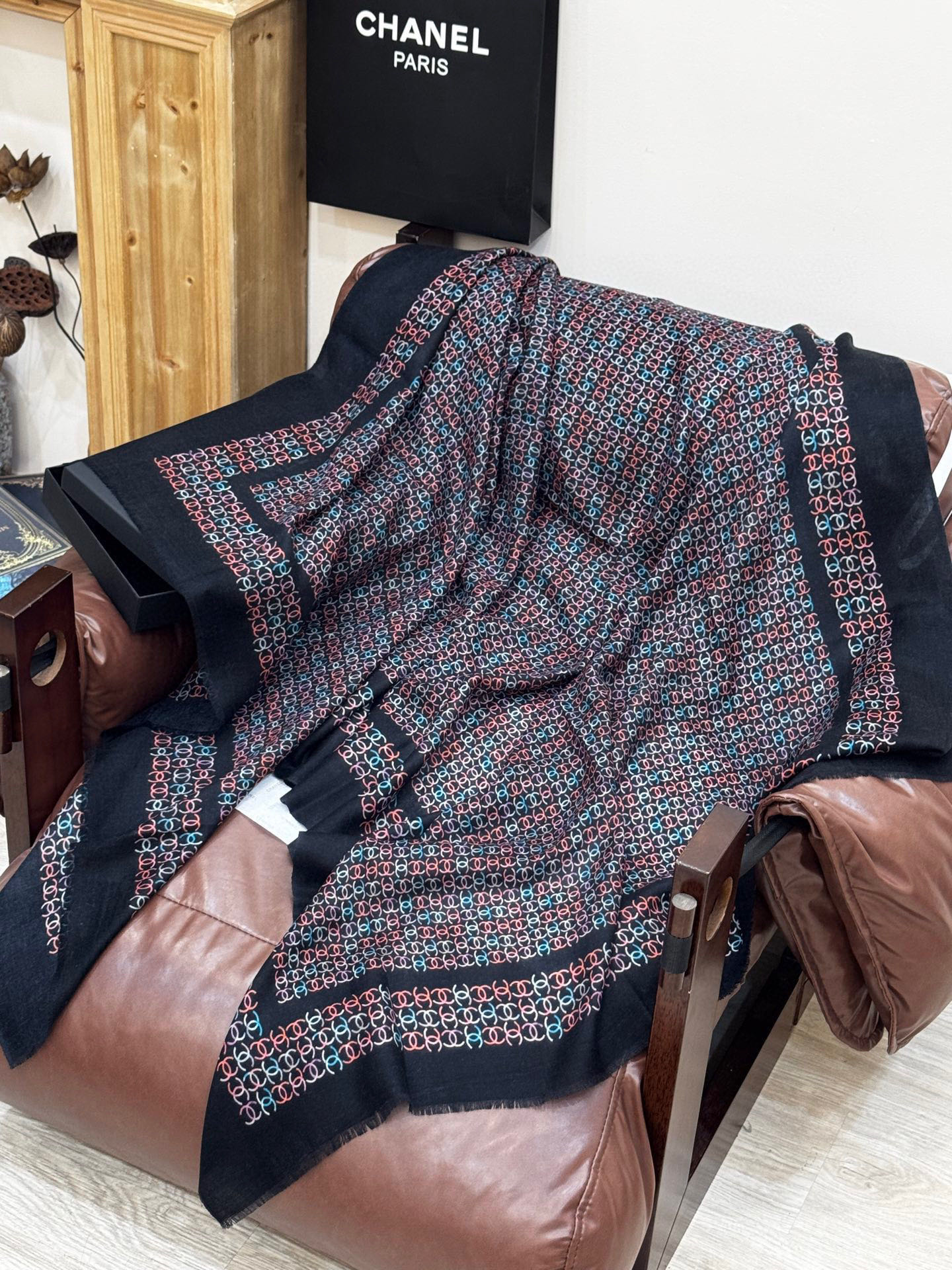  💟2025年秋冬新款 💟CHANEL香奈儿经典元素设计优雅大方，绕在颈间超级完美💋💋简直人间的尤物😍 