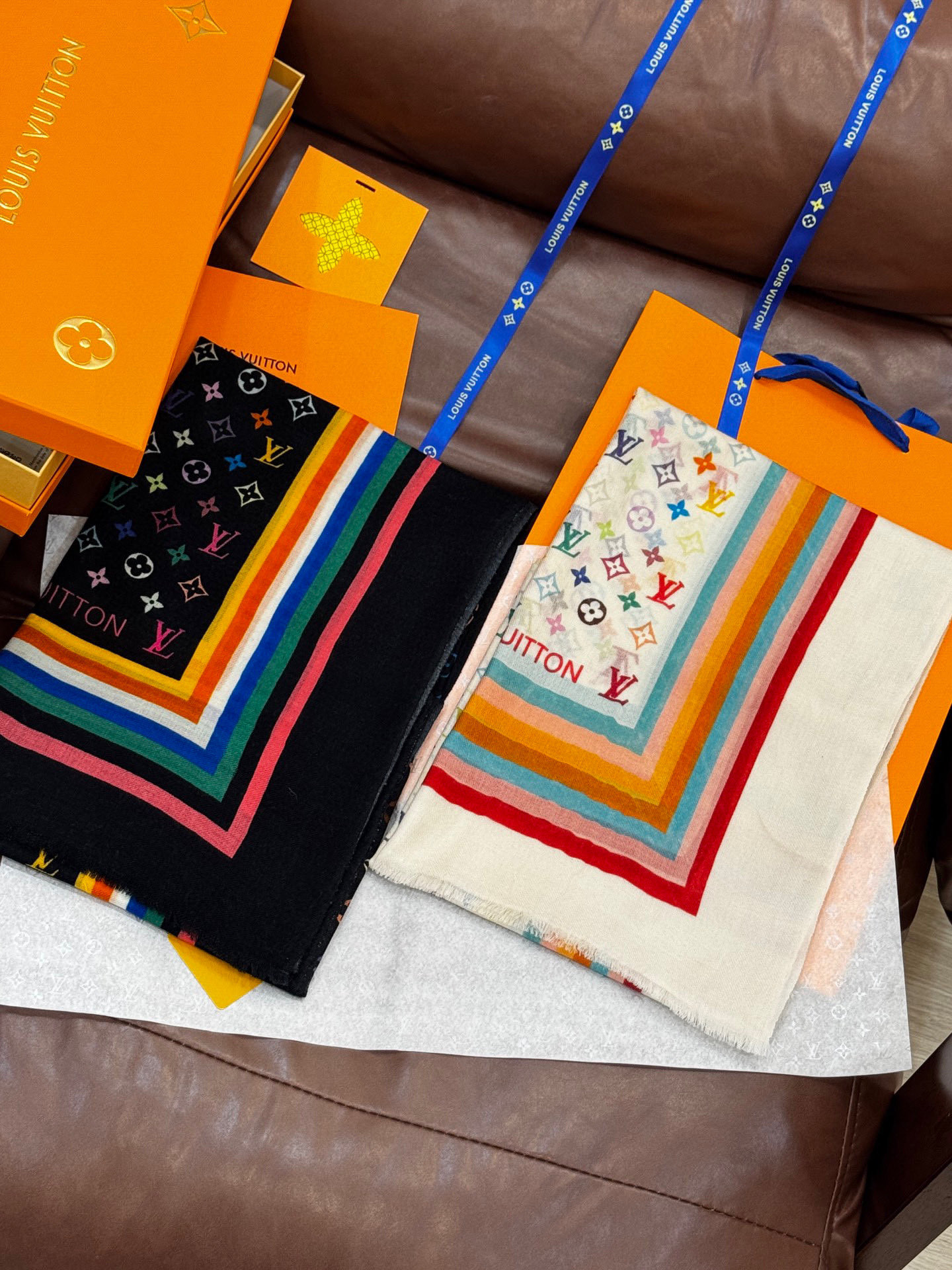   羊绒新款💞 新❤小香【山茶花长围巾】~超级抬气色！高级女人味！羊绒围巾也能这么美！！！这款双面花卉羊