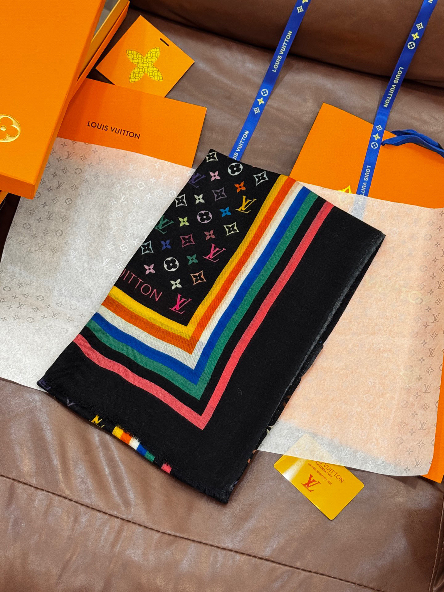   羊绒新款💞 新❤小香【山茶花长围巾】~超级抬气色！高级女人味！羊绒围巾也能这么美！！！这款双面花卉羊