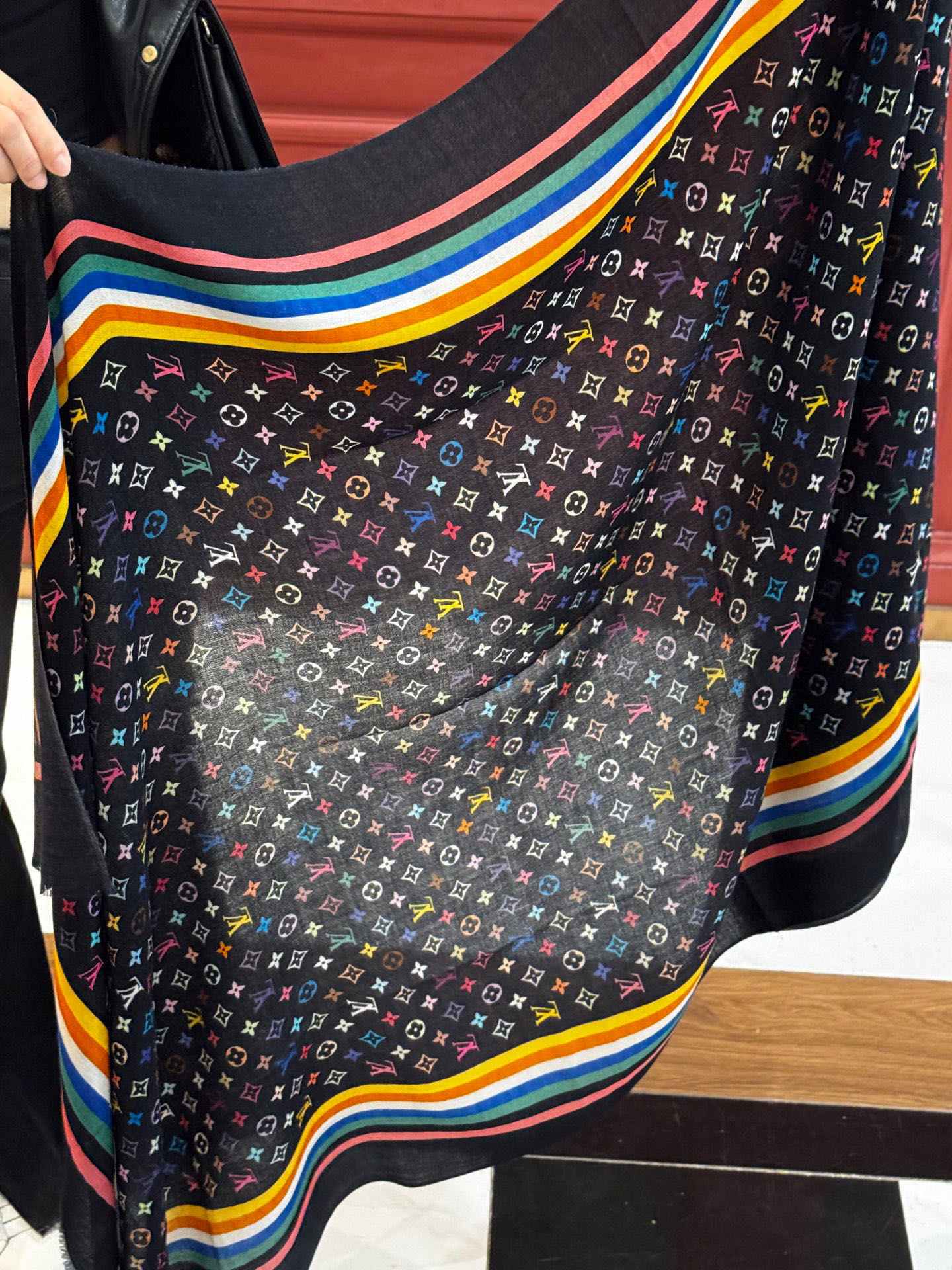   羊绒新款💞 新❤小香【山茶花长围巾】~超级抬气色！高级女人味！羊绒围巾也能这么美！！！这款双面花卉羊