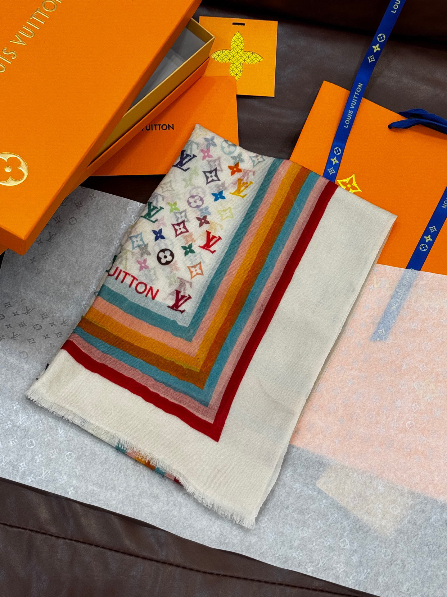   羊绒新款💞 新❤小香【山茶花长围巾】~超级抬气色！高级女人味！羊绒围巾也能这么美！！！这款双面花卉羊