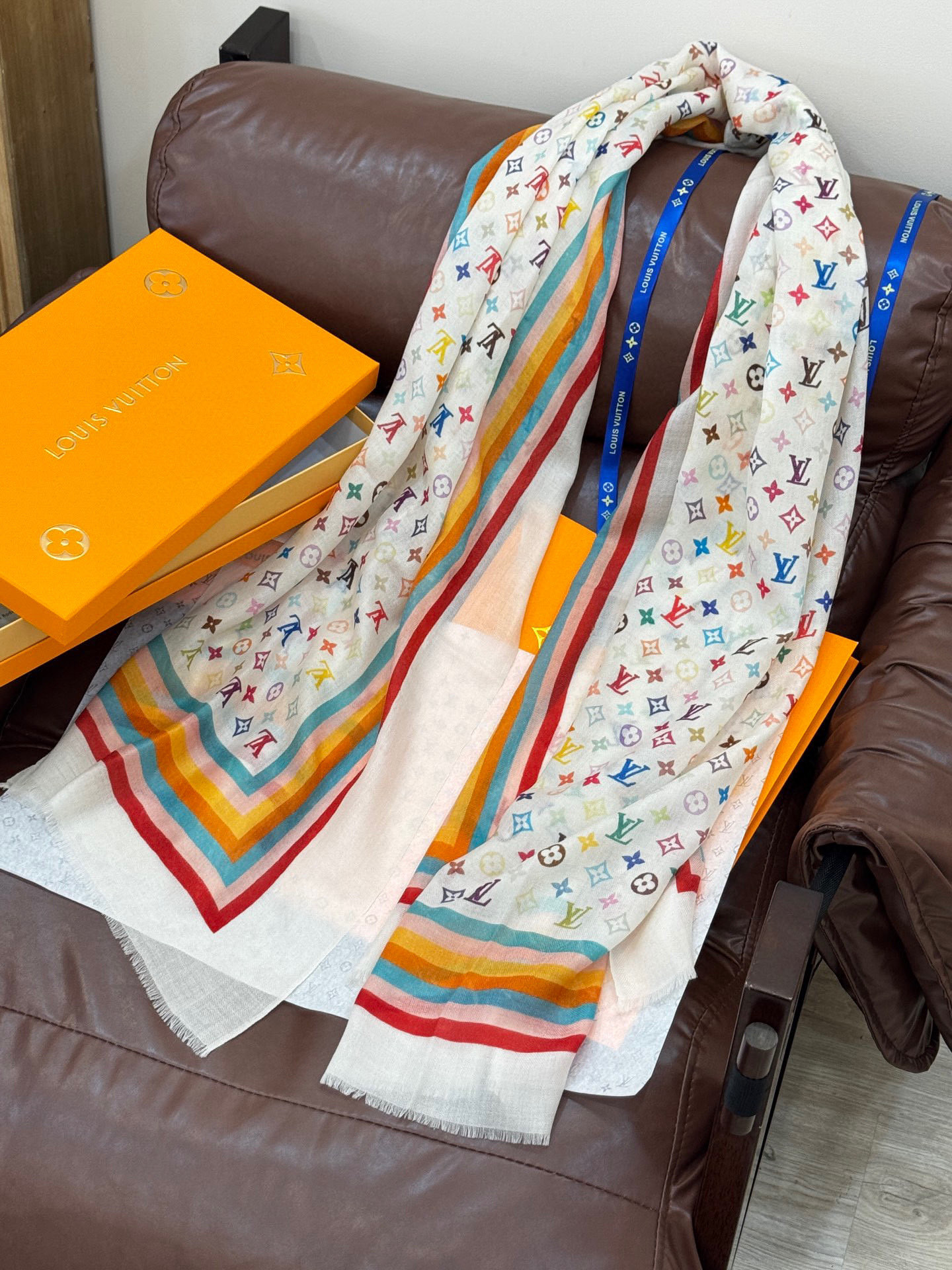   羊绒新款💞 新❤小香【山茶花长围巾】~超级抬气色！高级女人味！羊绒围巾也能这么美！！！这款双面花卉羊