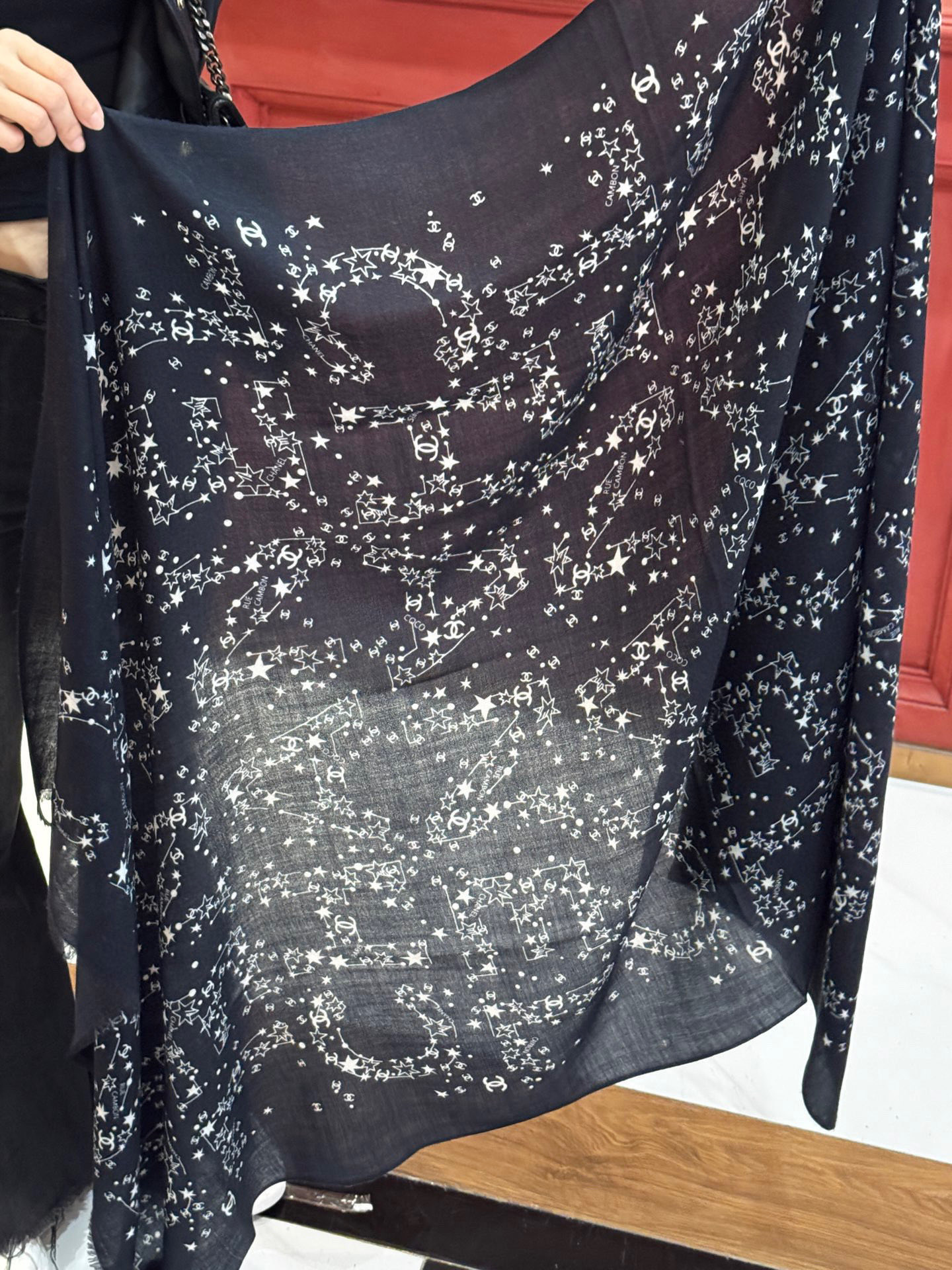  💟CHANEL香奈儿经典元素设计优雅大方，绕在颈间超级完美💋💋简直人间的尤物😍 专柜品质玫瑰长巾100