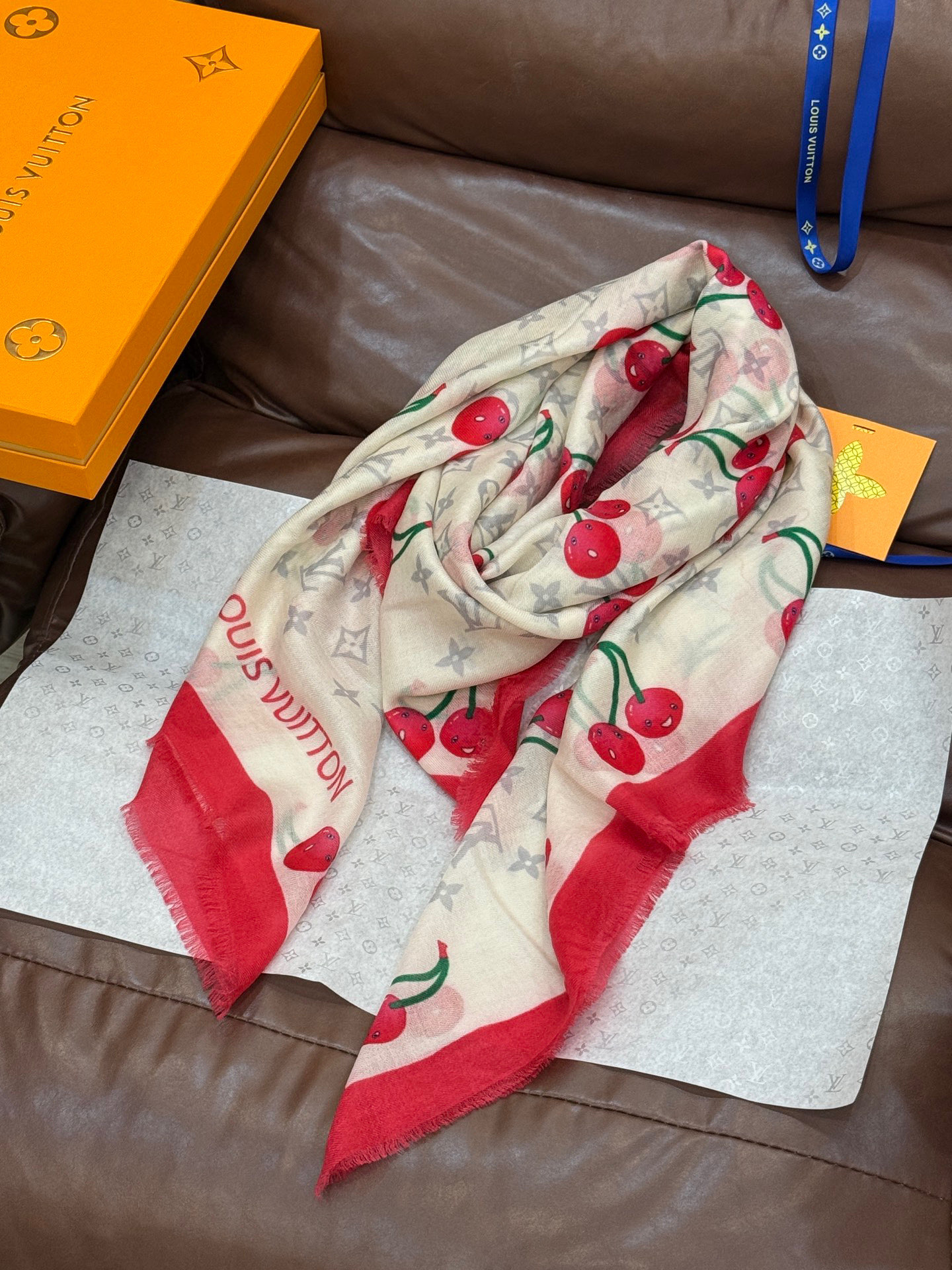  上新💕 。新款樱桃LV羊绒方巾 
LV x TM Monogram Cerise 出自路易威登 x 村