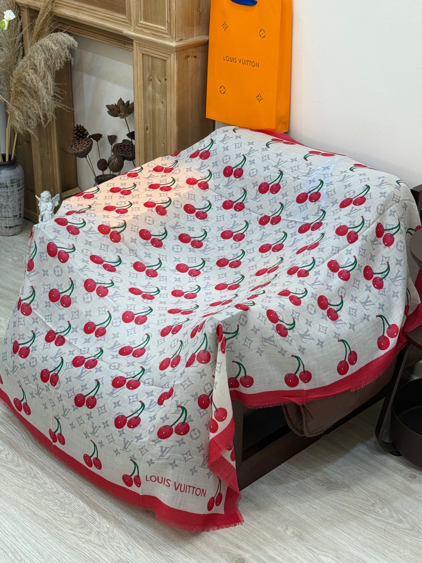  上新💕 。新款樱桃LV羊绒方巾 
LV x TM Monogram Cerise 出自路易威登 x 村