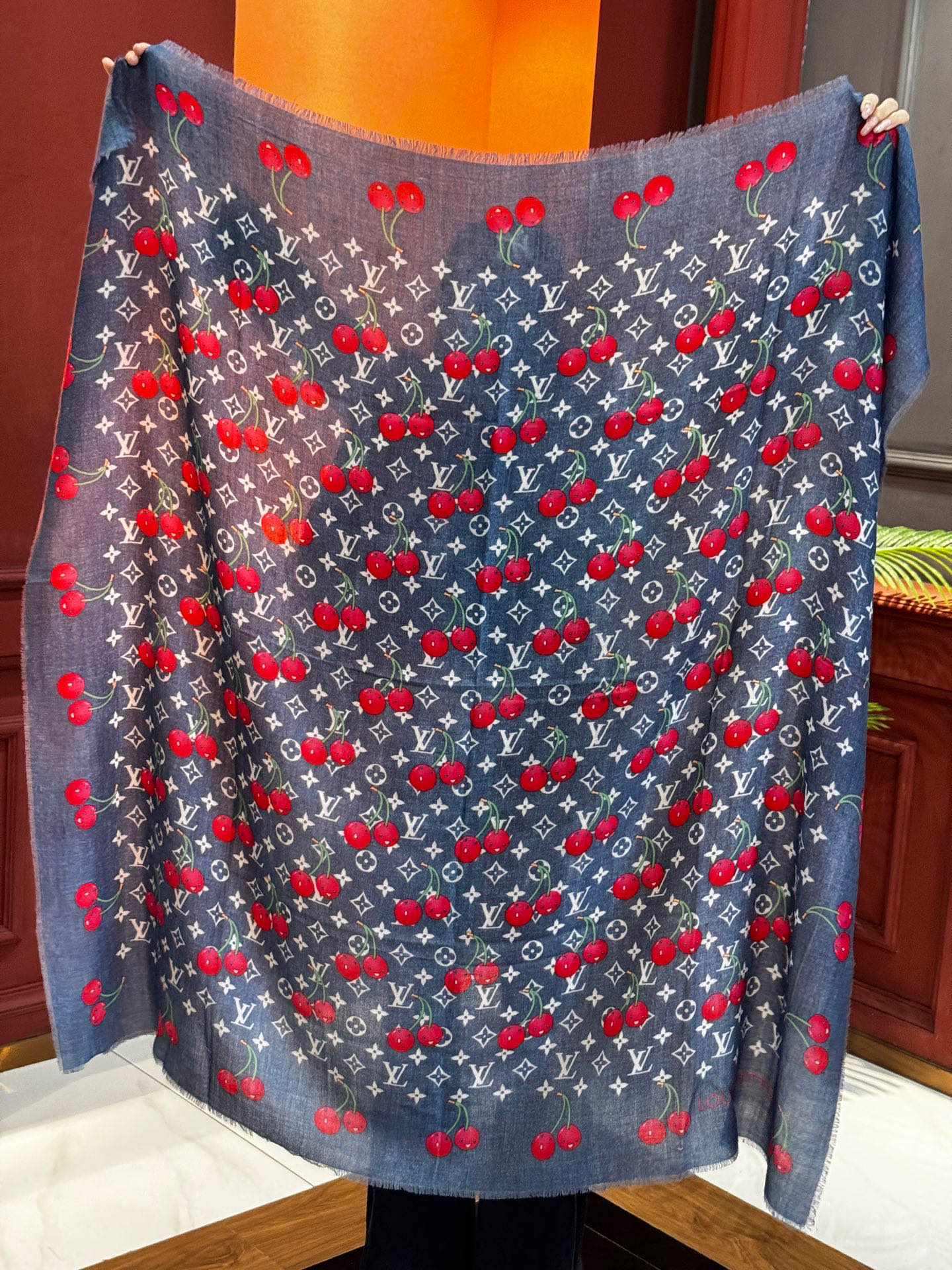  上新💕 。新款樱桃LV羊绒方巾 
LV x TM Monogram Cerise 出自路易威登 x 村