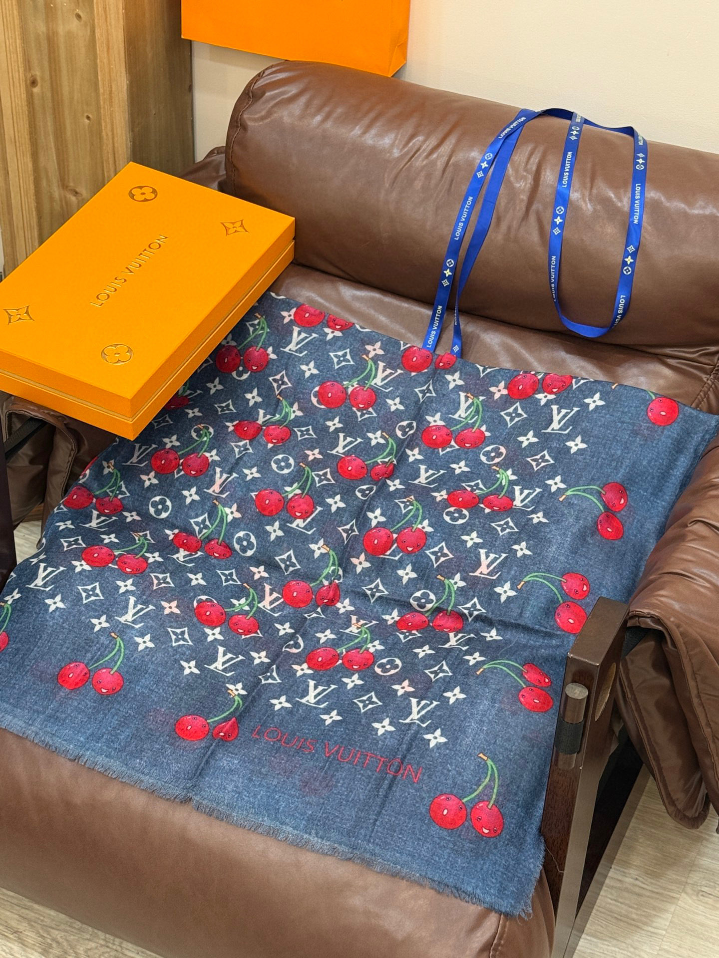  上新💕 。新款樱桃LV羊绒方巾 
LV x TM Monogram Cerise 出自路易威登 x 村