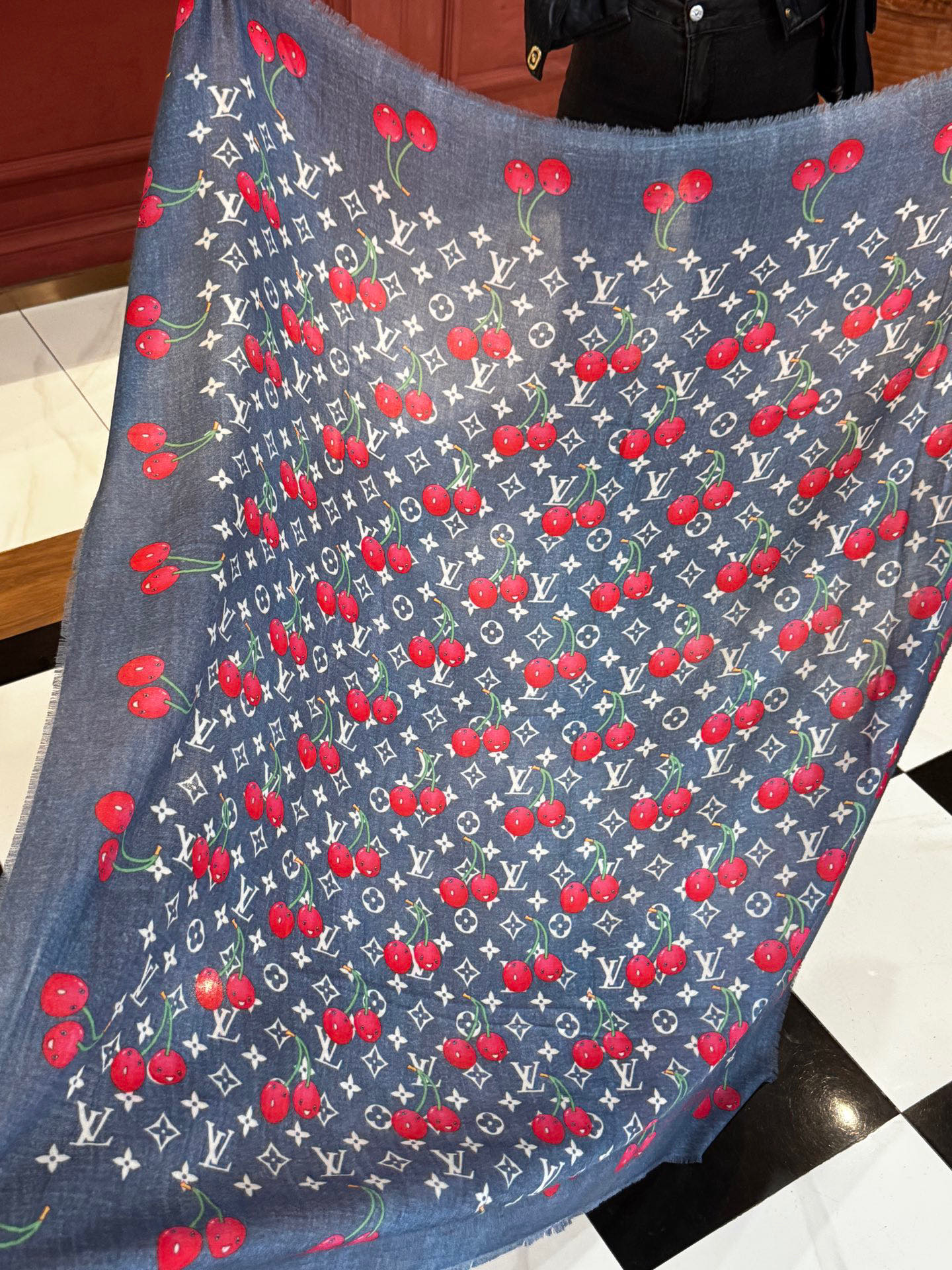  上新💕 。新款樱桃LV羊绒方巾 
LV x TM Monogram Cerise 出自路易威登 x 村