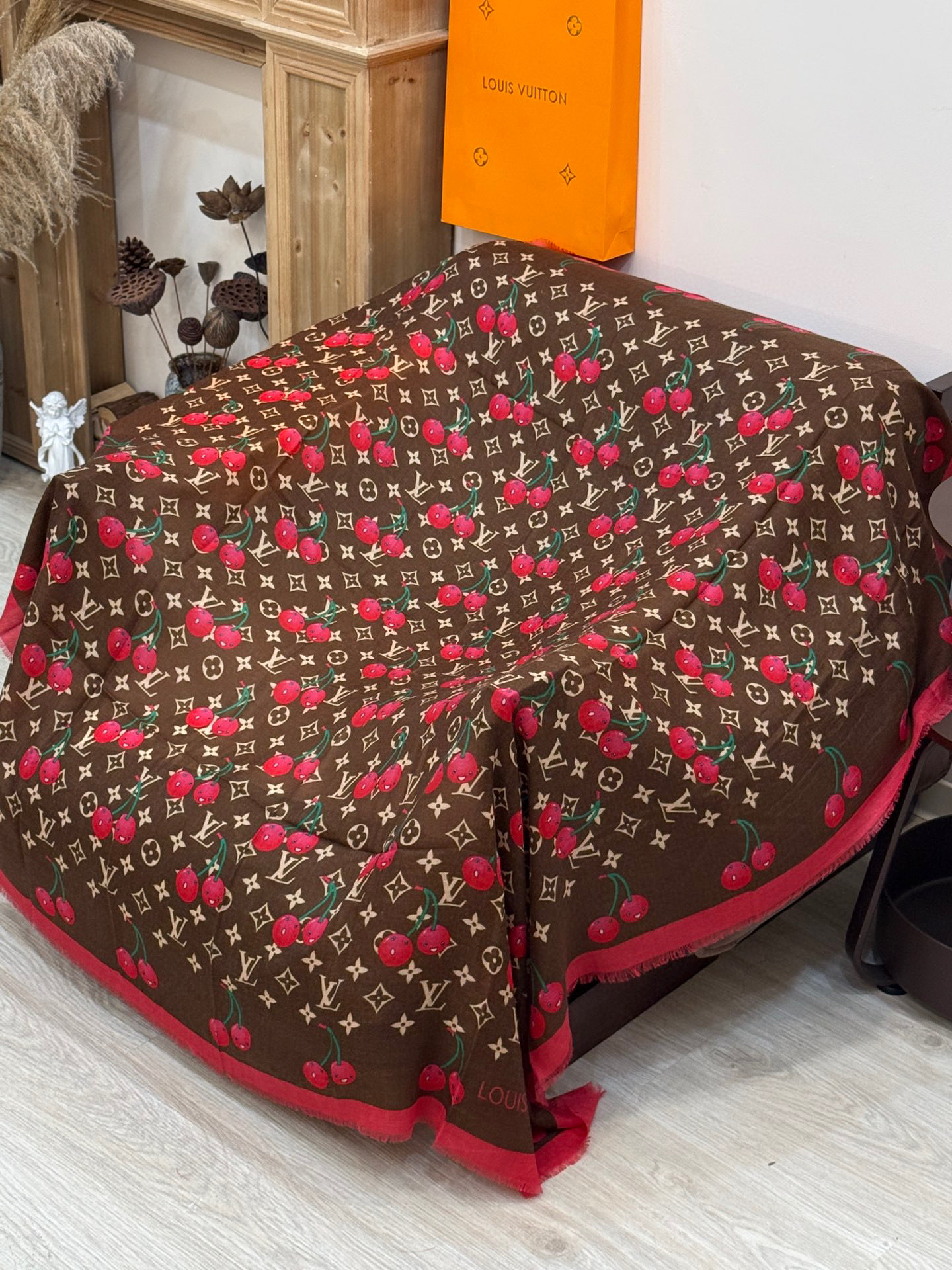 上新💕 。新款樱桃LV羊绒方巾 
LV x TM Monogram Cerise 出自路易威登 x 村