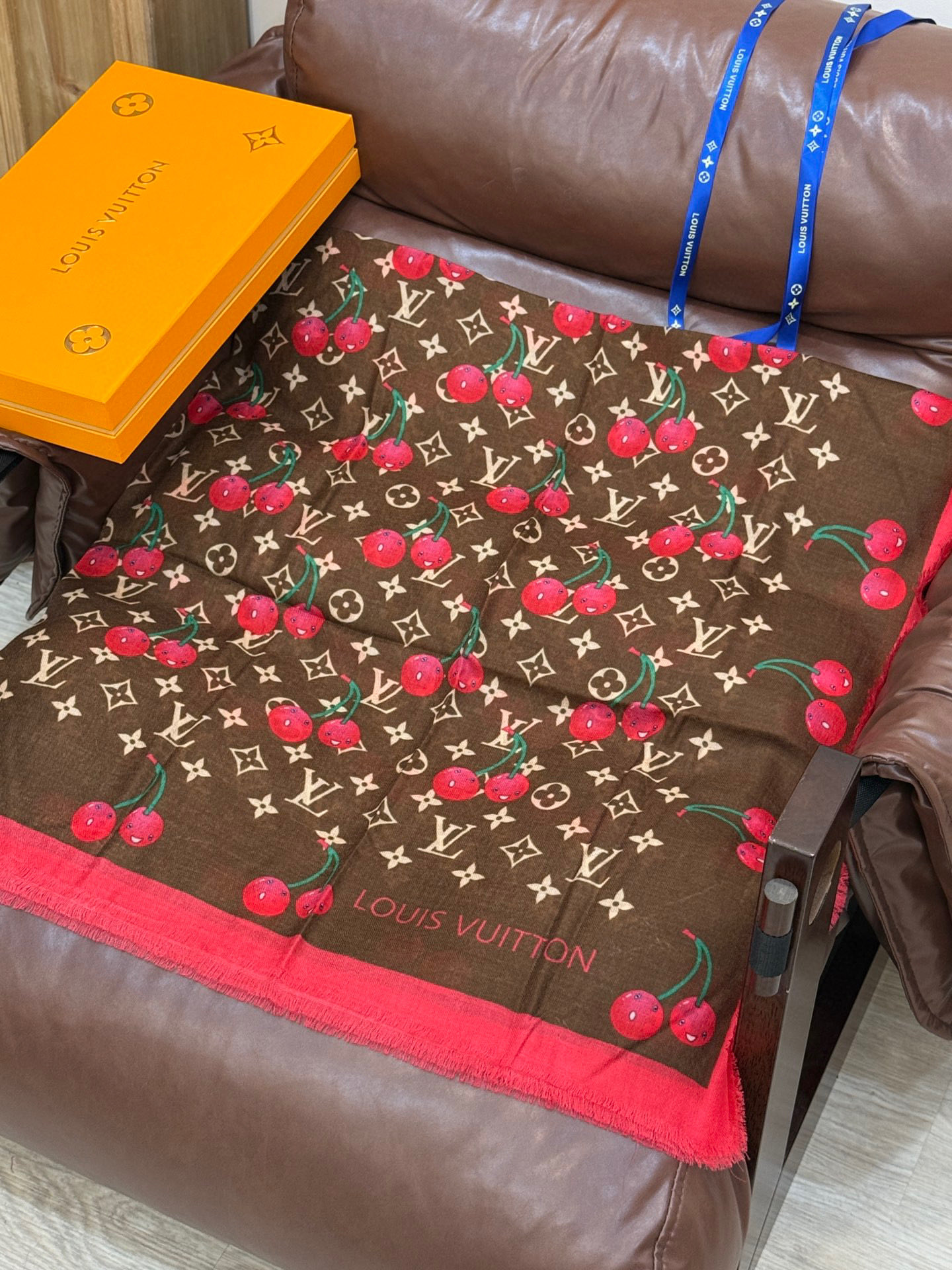  上新💕 。新款樱桃LV羊绒方巾 
LV x TM Monogram Cerise 出自路易威登 x 村