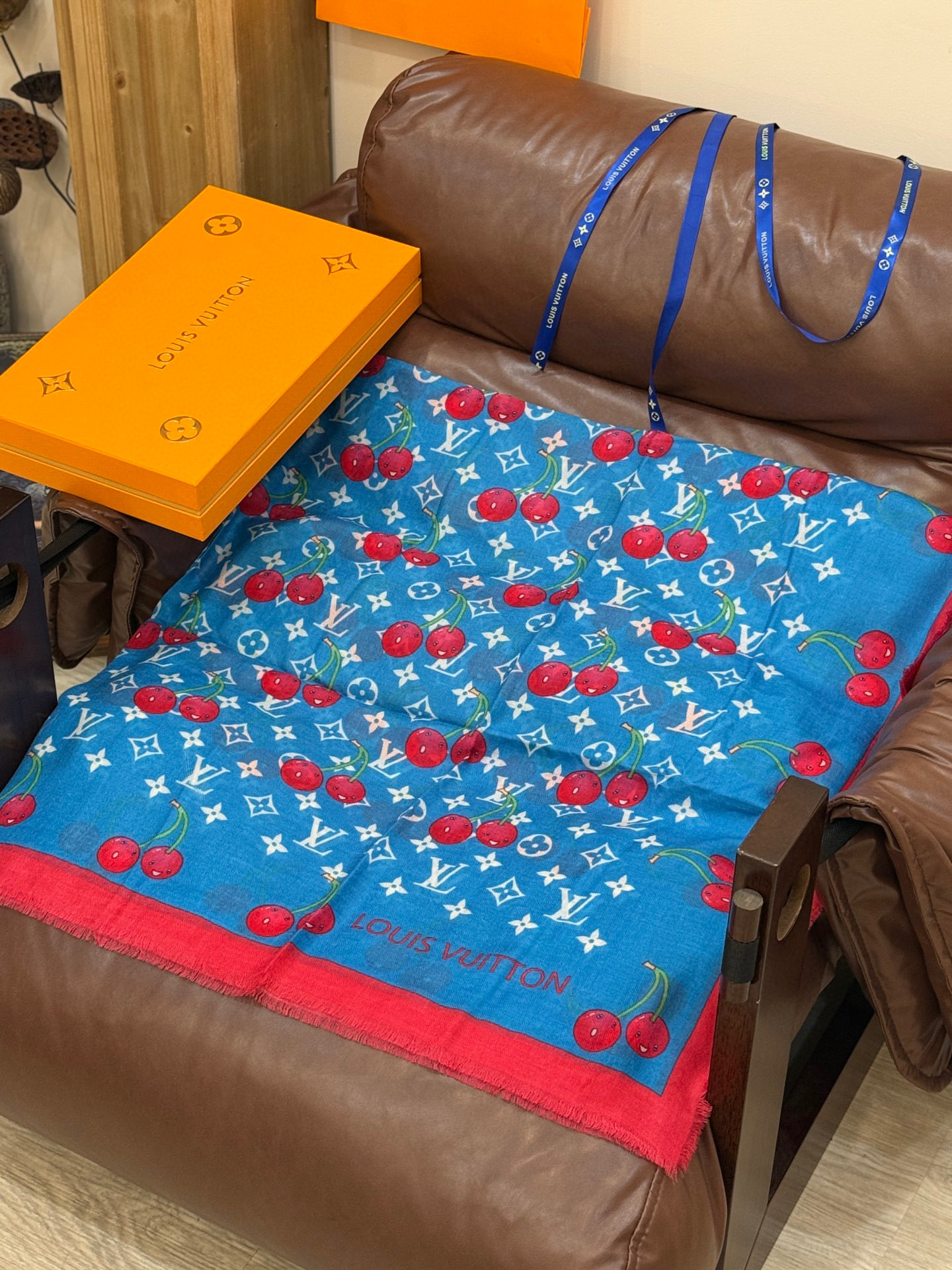  上新💕 。新款樱桃LV羊绒方巾 
LV x TM Monogram Cerise 出自路易威登 x 村