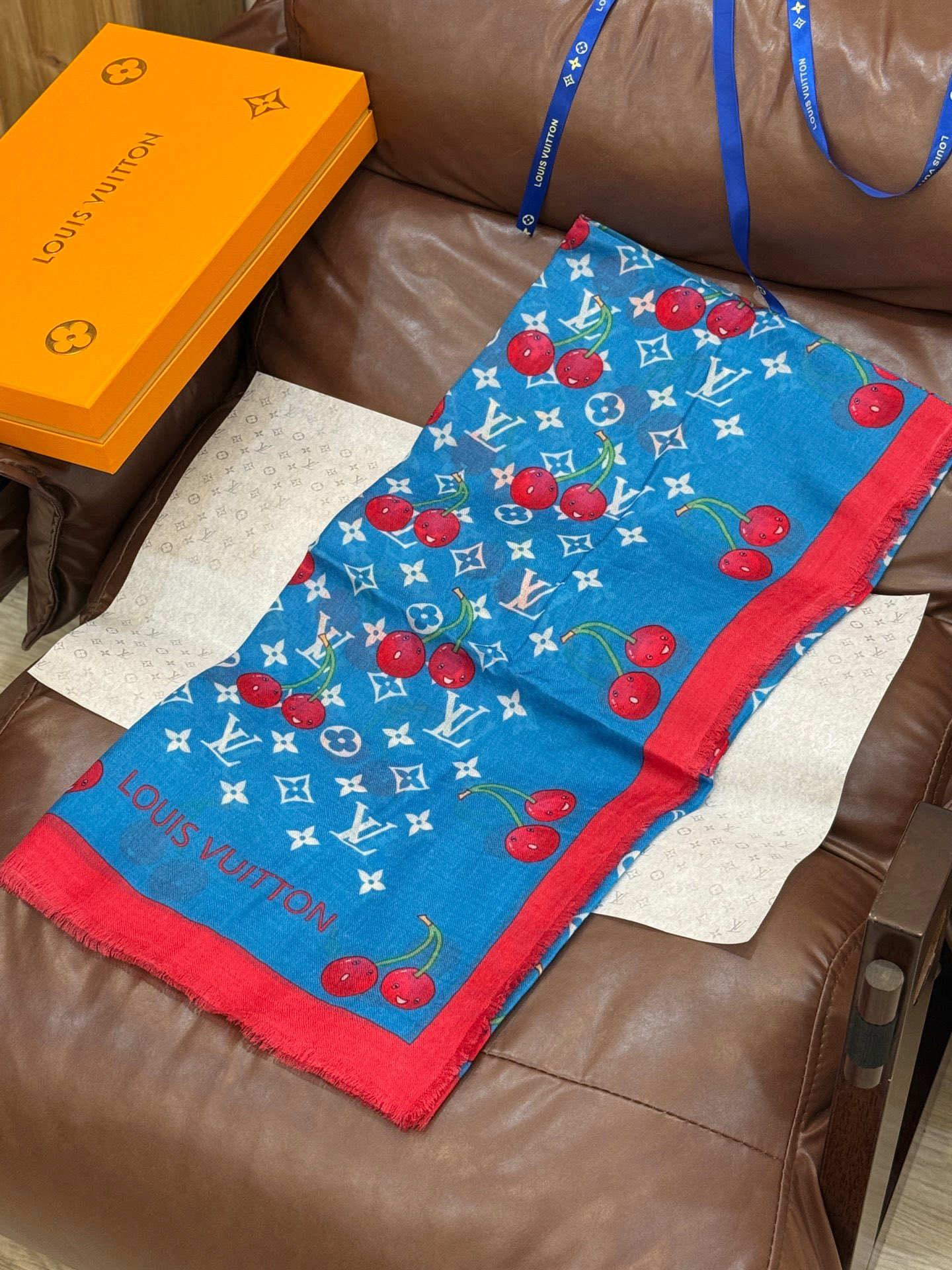  上新💕 。新款樱桃LV羊绒方巾 
LV x TM Monogram Cerise 出自路易威登 x 村