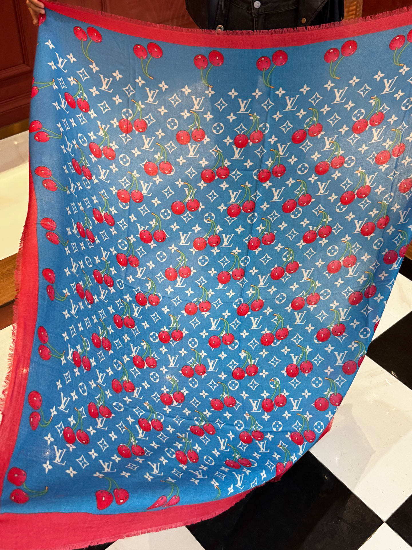  上新💕 。新款樱桃LV羊绒方巾 
LV x TM Monogram Cerise 出自路易威登 x 村