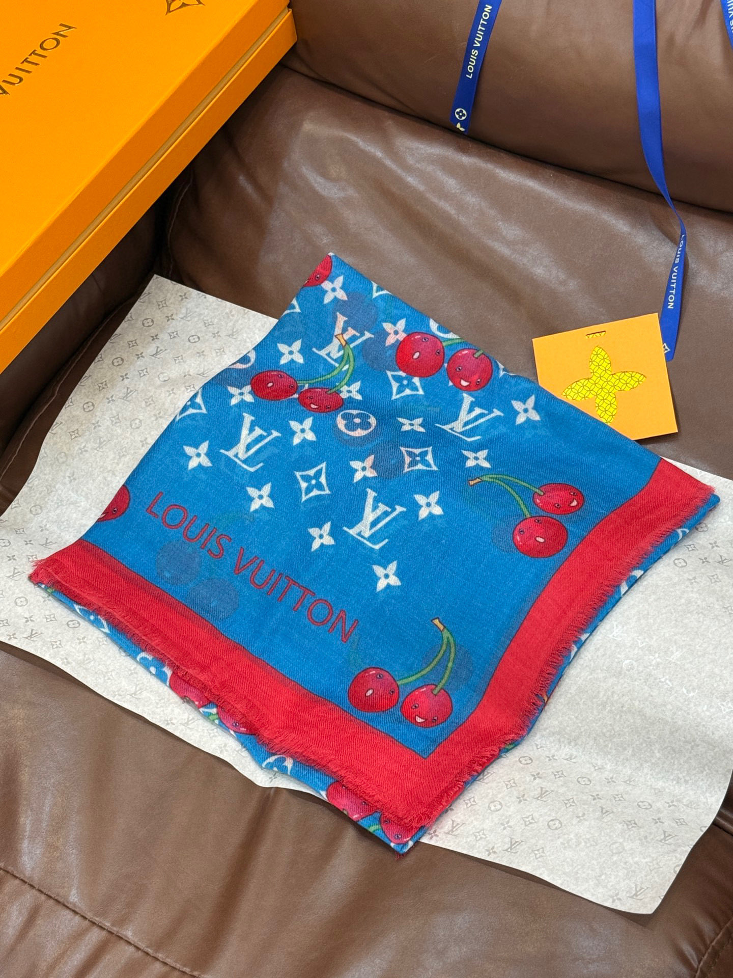  上新💕 。新款樱桃LV羊绒方巾 
LV x TM Monogram Cerise 出自路易威登 x 村