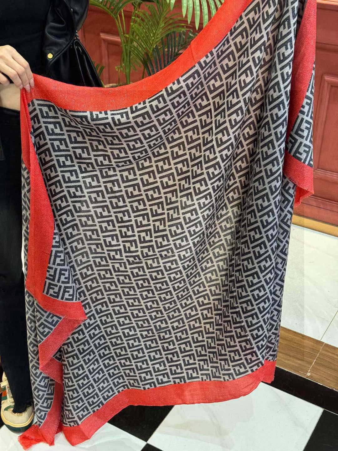   会发光发亮的围巾 芬迪～❤️上新🆕不用说，这个款太熟悉了， 经典的双F是延续了一个世纪的标志性log