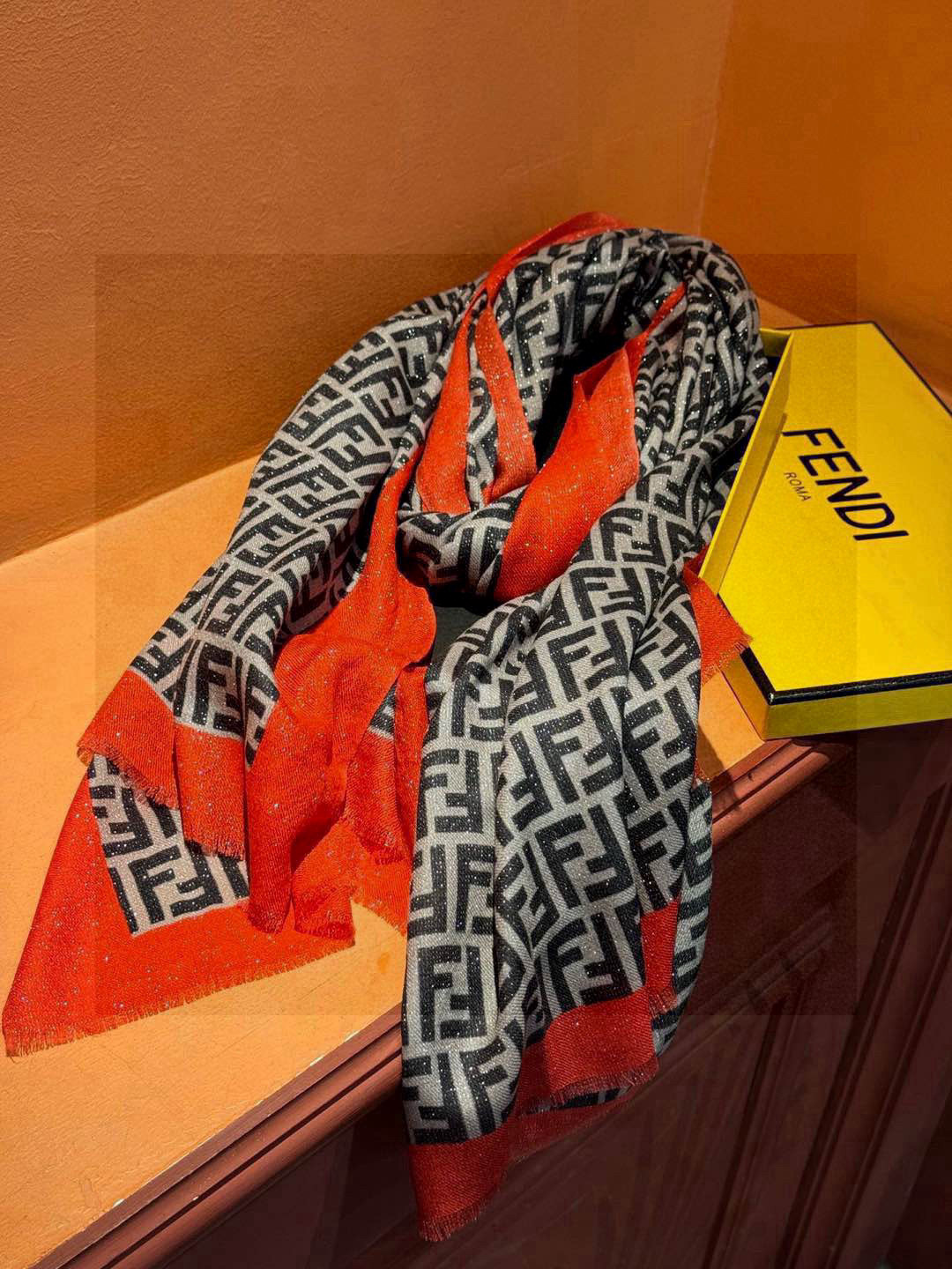   会发光发亮的围巾 芬迪～❤️上新🆕不用说，这个款太熟悉了， 经典的双F是延续了一个世纪的标志性log