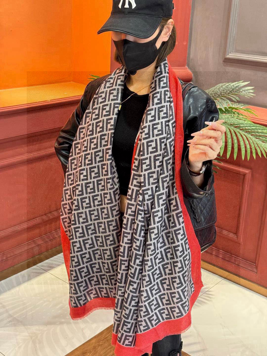   会发光发亮的围巾 芬迪～❤️上新🆕不用说，这个款太熟悉了， 经典的双F是延续了一个世纪的标志性log