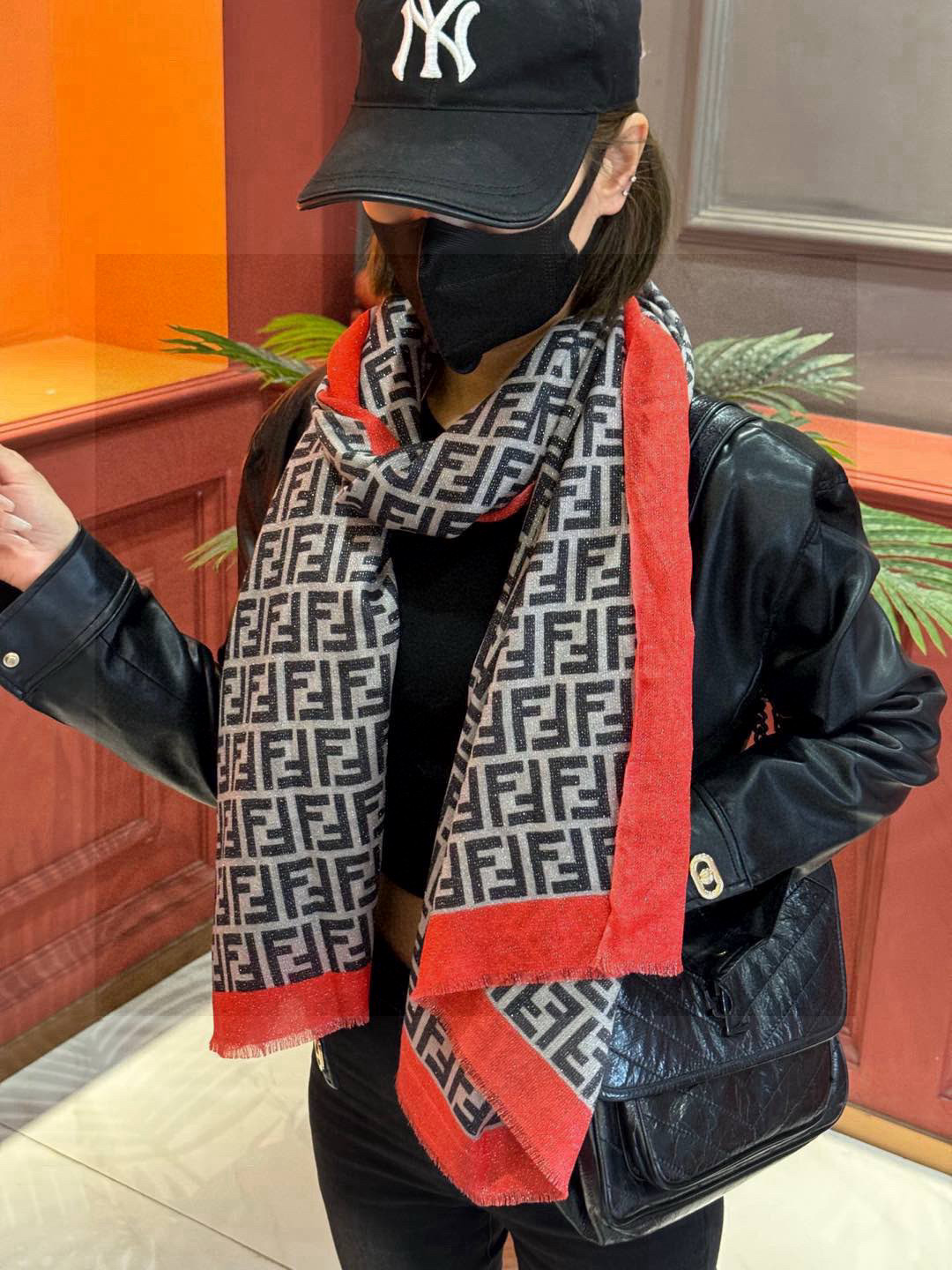   会发光发亮的围巾 芬迪～❤️上新🆕不用说，这个款太熟悉了， 经典的双F是延续了一个世纪的标志性log