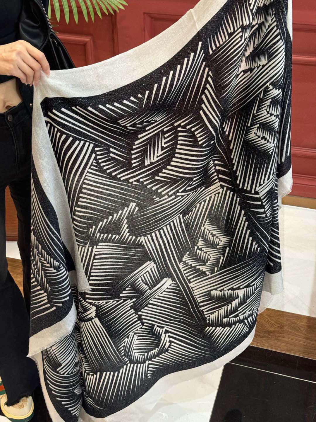  💃🏻💃🏻会发光发亮的围巾小香羊绒长巾【双C线条字母长巾】‼️抢‼️VIP推荐 ‼️👍下手一定要快【高端