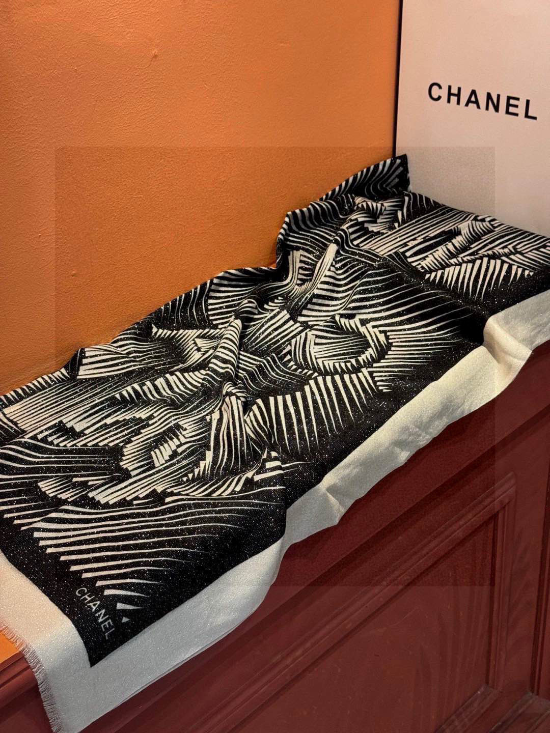  💃🏻💃🏻会发光发亮的围巾小香羊绒长巾【双C线条字母长巾】‼️抢‼️VIP推荐 ‼️👍下手一定要快【高端